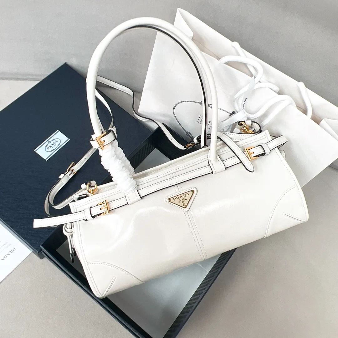 💰1840✨New model debut✨Oil-waxed leather LuxSoft handbag large size 1BA426 Popular LuxSoftBag Retro oil-waxed leather with gold hardware Iconic triangle logo Comes with a long shoulder strap Can be carried on one shoulder or crossbody The fashionable feel is straight forward Size 32*15.5*12