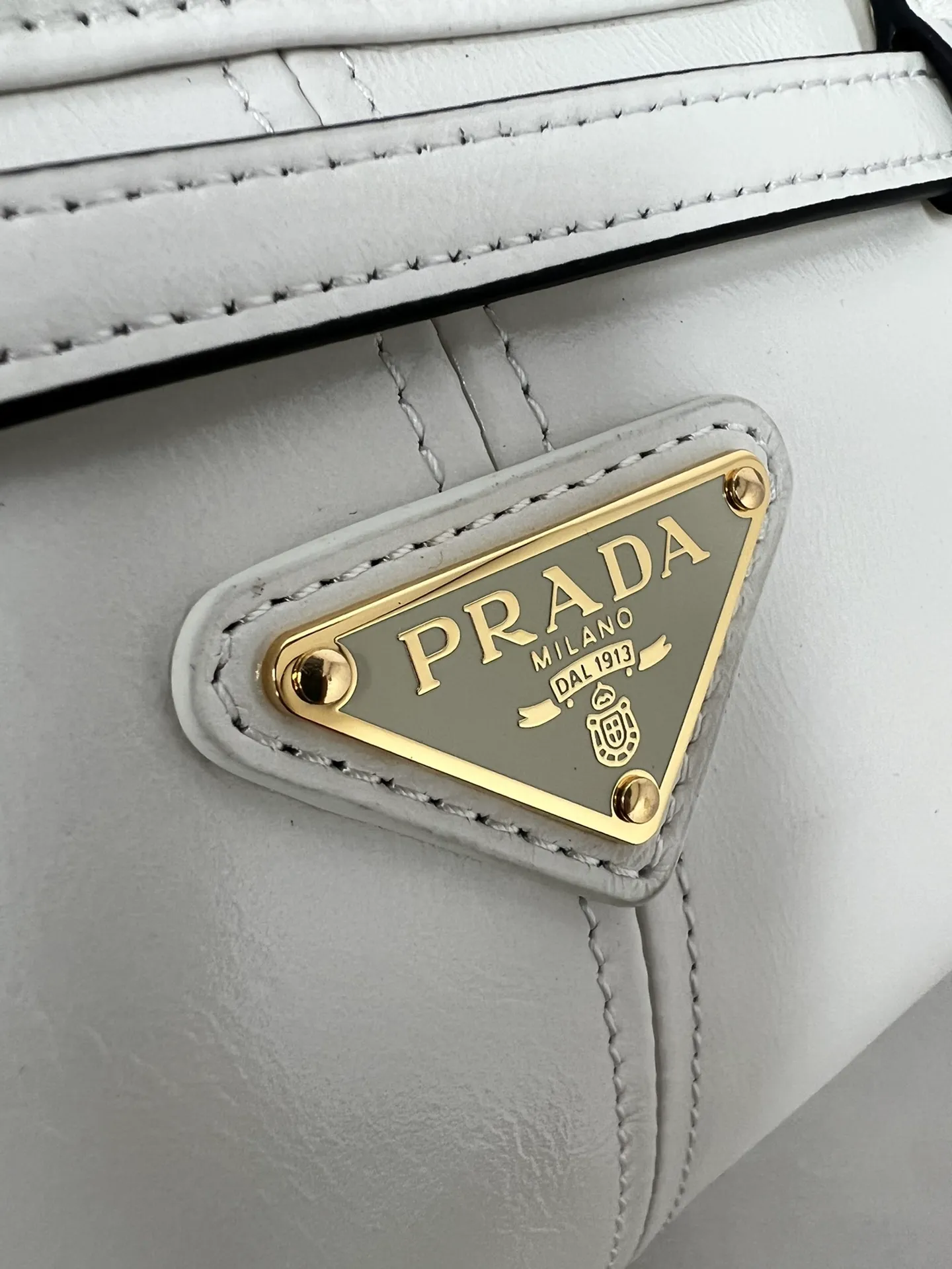 💰1840✨New model debut✨Oil-waxed leather LuxSoft handbag large size 1BA426 Popular LuxSoftBag Retro oil-waxed leather with gold hardware Iconic triangle logo Comes with a long shoulder strap Can be carried on one shoulder or crossbody The fashionable feel is straight forward Size 32*15.5*12