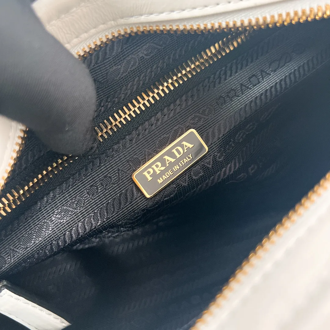 💰1840✨New model debut✨Oil-waxed leather LuxSoft handbag large size 1BA426 Popular LuxSoftBag Retro oil-waxed leather with gold hardware Iconic triangle logo Comes with a long shoulder strap Can be carried on one shoulder or crossbody The fashionable feel is straight forward Size 32*15.5*12