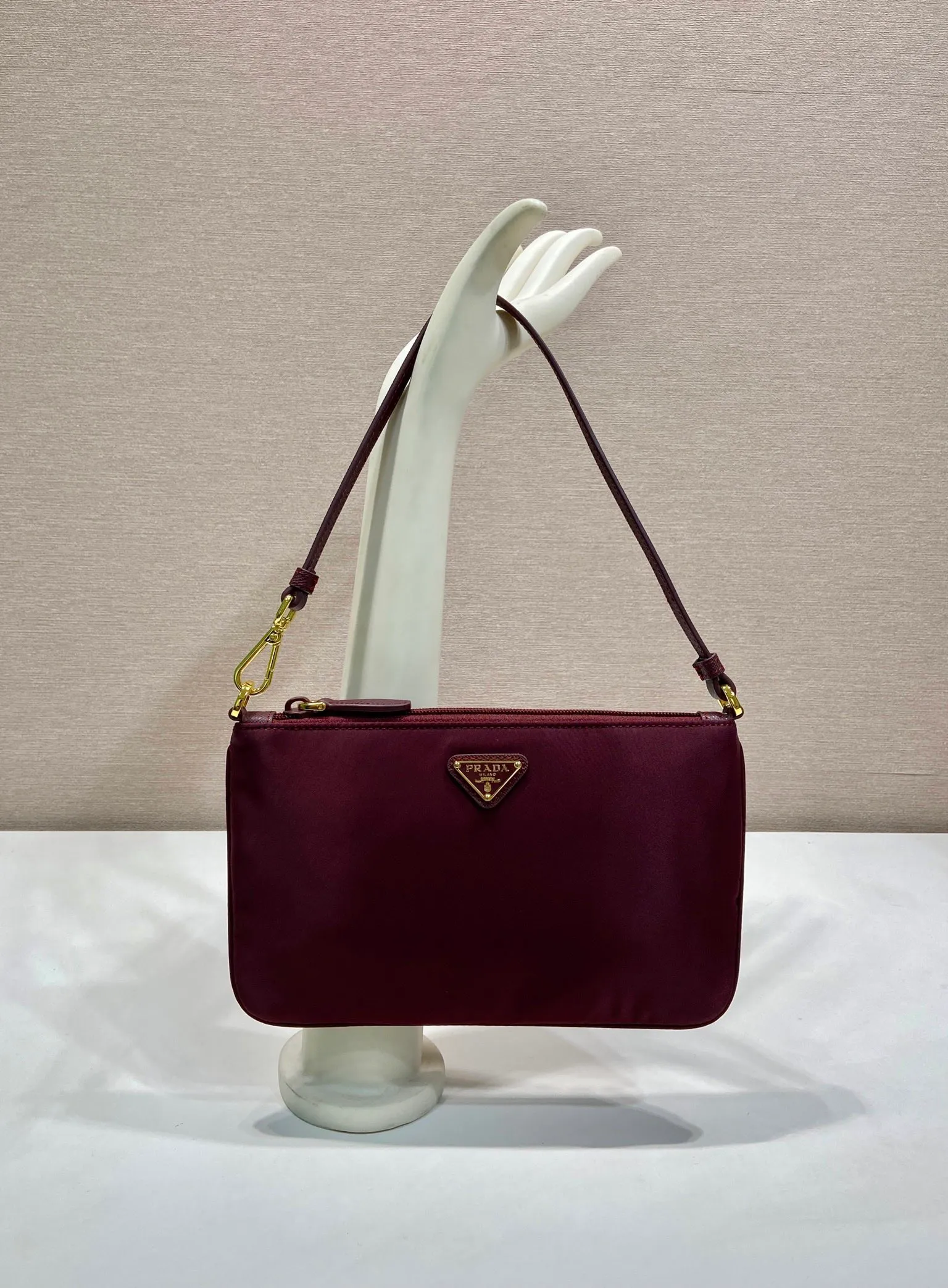 💰560🎉New armpit bag🎉1NI545/K gold new product🎉🎉 This armpit bag is made of imported nylon fabric, with imported cross pattern on the handle and metal triangle logo. It has a large space, is lightweight and practical, and the upper body effect is very beautiful and fashionable. It is also a popular style that will never go out of style. Baby, hurry up and get it! Length 24x Height 14cm🎉🎉🎉💰💰💰