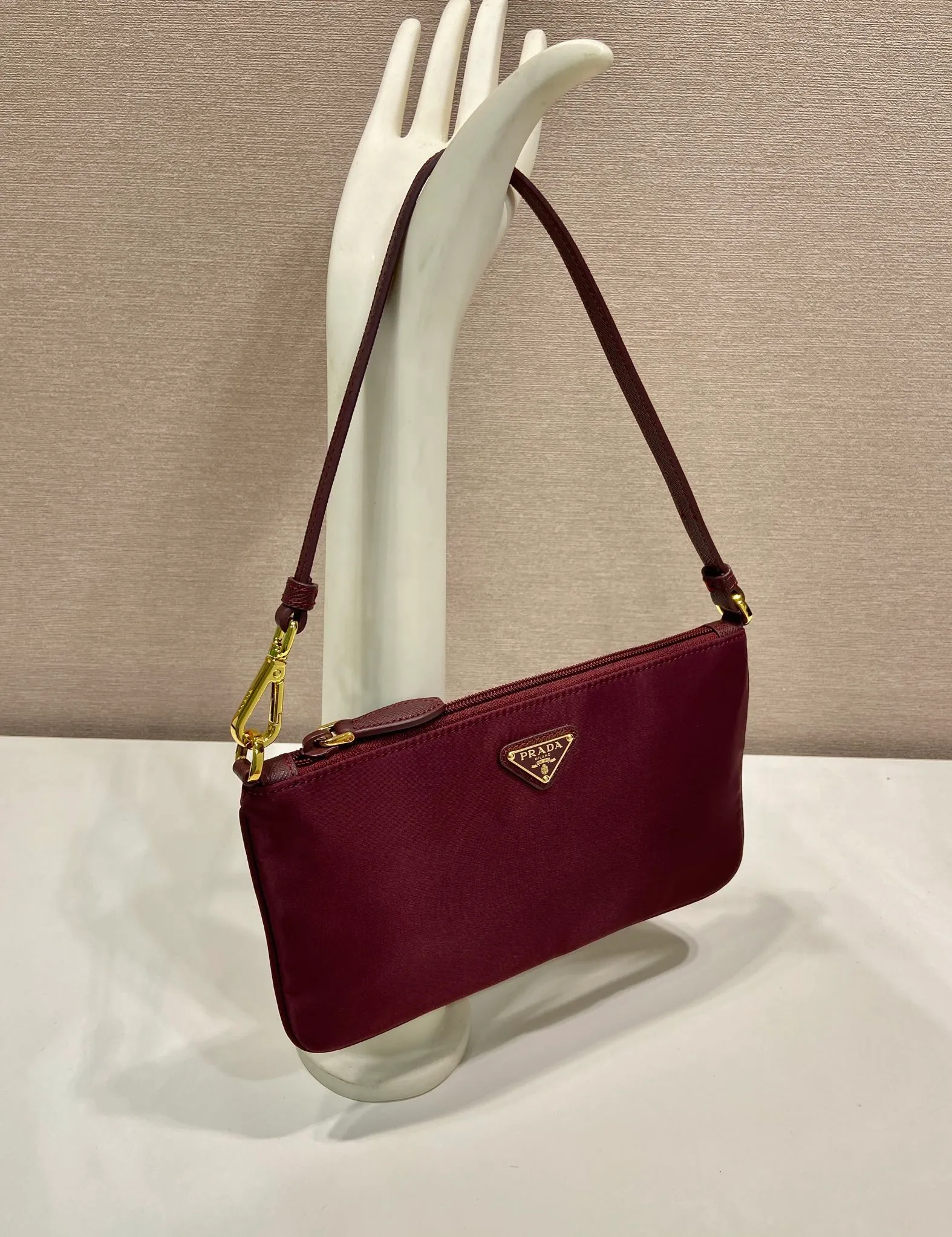 💰560🎉New armpit bag🎉1NI545/K gold new product🎉🎉 This armpit bag is made of imported nylon fabric, with imported cross pattern on the handle and metal triangle logo. It has a large space, is lightweight and practical, and the upper body effect is very beautiful and fashionable. It is also a popular style that will never go out of style. Baby, hurry up and get it! Length 24x Height 14cm🎉🎉🎉💰💰💰