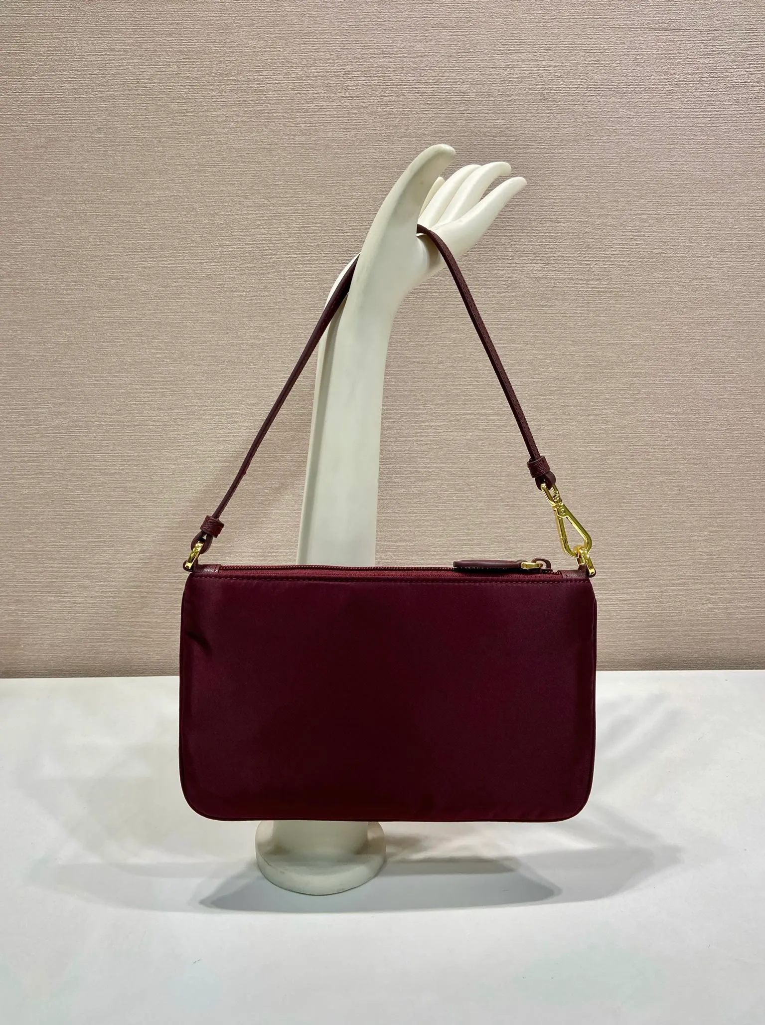 💰560🎉New armpit bag🎉1NI545/K gold new product🎉🎉 This armpit bag is made of imported nylon fabric, with imported cross pattern on the handle and metal triangle logo. It has a large space, is lightweight and practical, and the upper body effect is very beautiful and fashionable. It is also a popular style that will never go out of style. Baby, hurry up and get it! Length 24x Height 14cm🎉🎉🎉💰💰💰