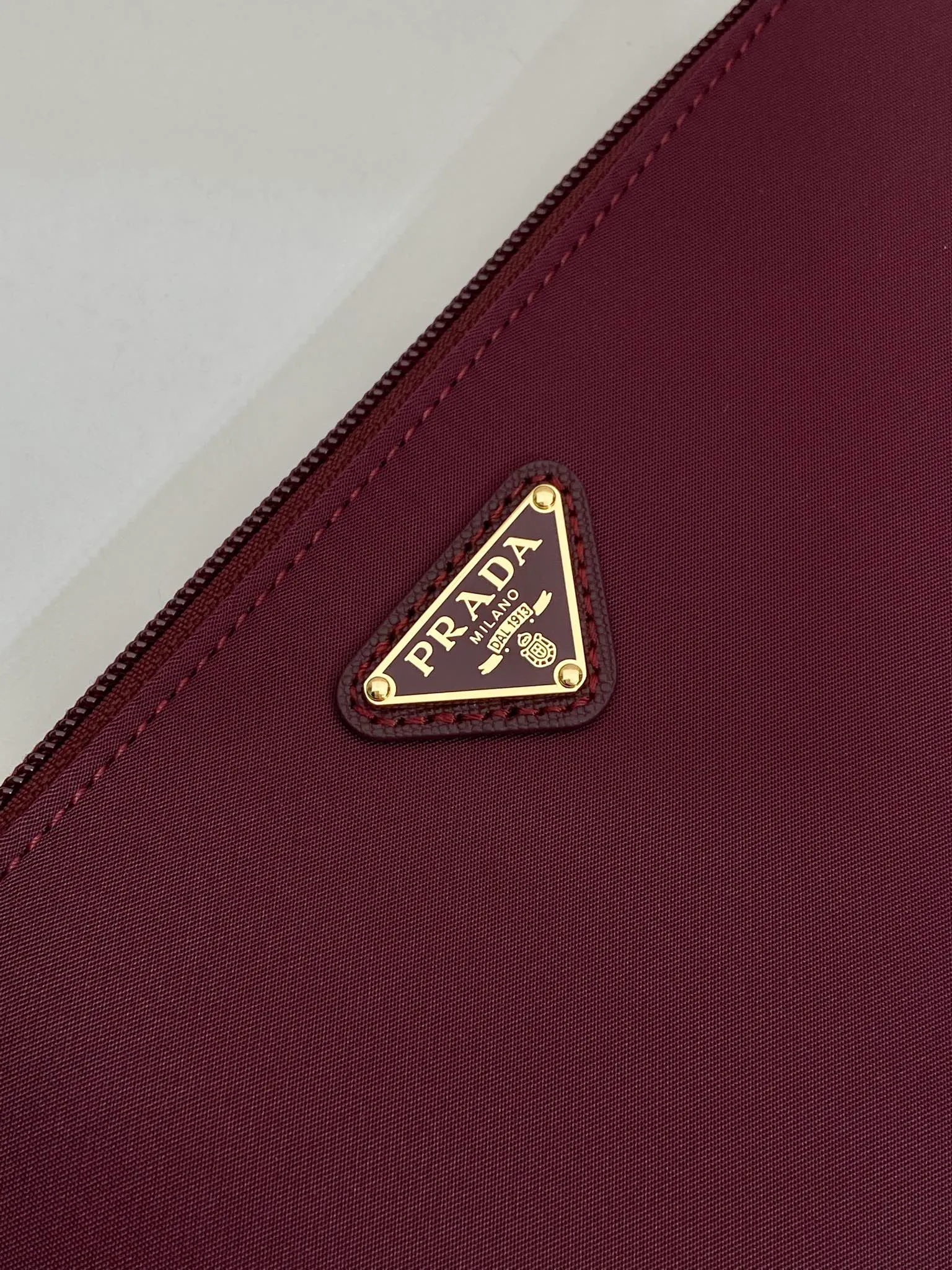 💰560🎉New armpit bag🎉1NI545/K gold new product🎉🎉 This armpit bag is made of imported nylon fabric, with imported cross pattern on the handle and metal triangle logo. It has a large space, is lightweight and practical, and the upper body effect is very beautiful and fashionable. It is also a popular style that will never go out of style. Baby, hurry up and get it! Length 24x Height 14cm🎉🎉🎉💰💰💰