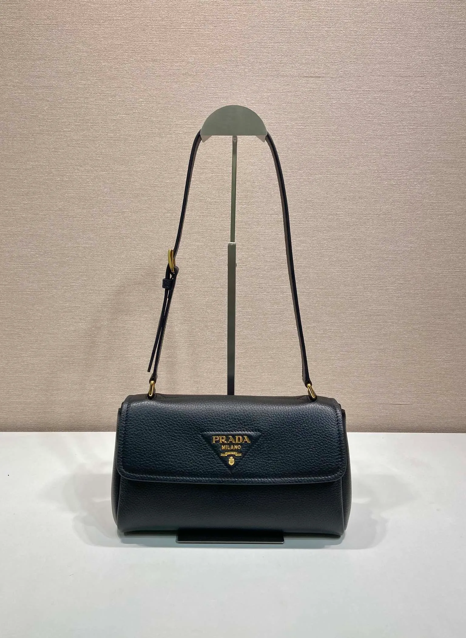 💰1500🎉New arrival🎉1BN022🎉🎉 This shoulder bag is exquisite in shape yet functional, timeless and versatile. The grained leather material and hand-crafted details create a solid and sophisticated quality. It is equipped with an adjustable shoulder strap, embellished with metal marks, a magnetic buckle opening and closing flap, and a large capacity. The upper body effect is very fashionable, and it is a popular style that will never go out of style🎉🎉Length 26x Height 14x Bottom 9.5cm🎉🎉🎉🎉💰💰💰