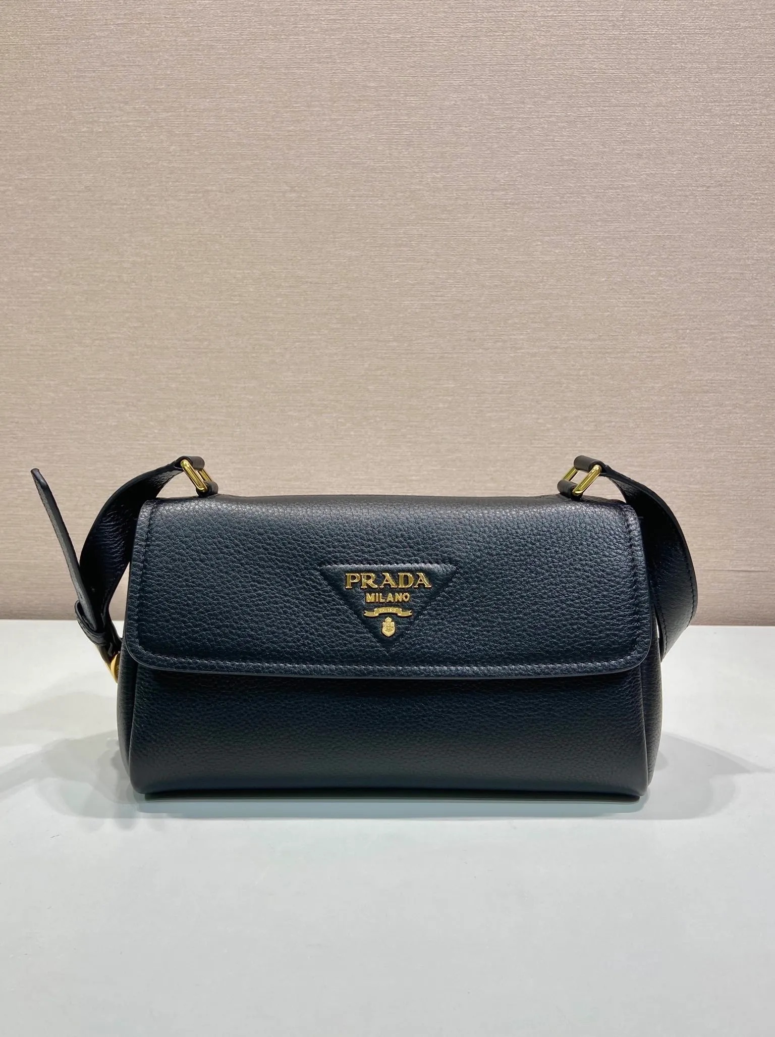 💰1500🎉New arrival🎉1BN022🎉🎉 This shoulder bag is exquisite in shape yet functional, timeless and versatile. The grained leather material and hand-crafted details create a solid and sophisticated quality. It is equipped with an adjustable shoulder strap, embellished with metal marks, a magnetic buckle opening and closing flap, and a large capacity. The upper body effect is very fashionable, and it is a popular style that will never go out of style🎉🎉Length 26x Height 14x Bottom 9.5cm🎉🎉🎉🎉💰💰💰