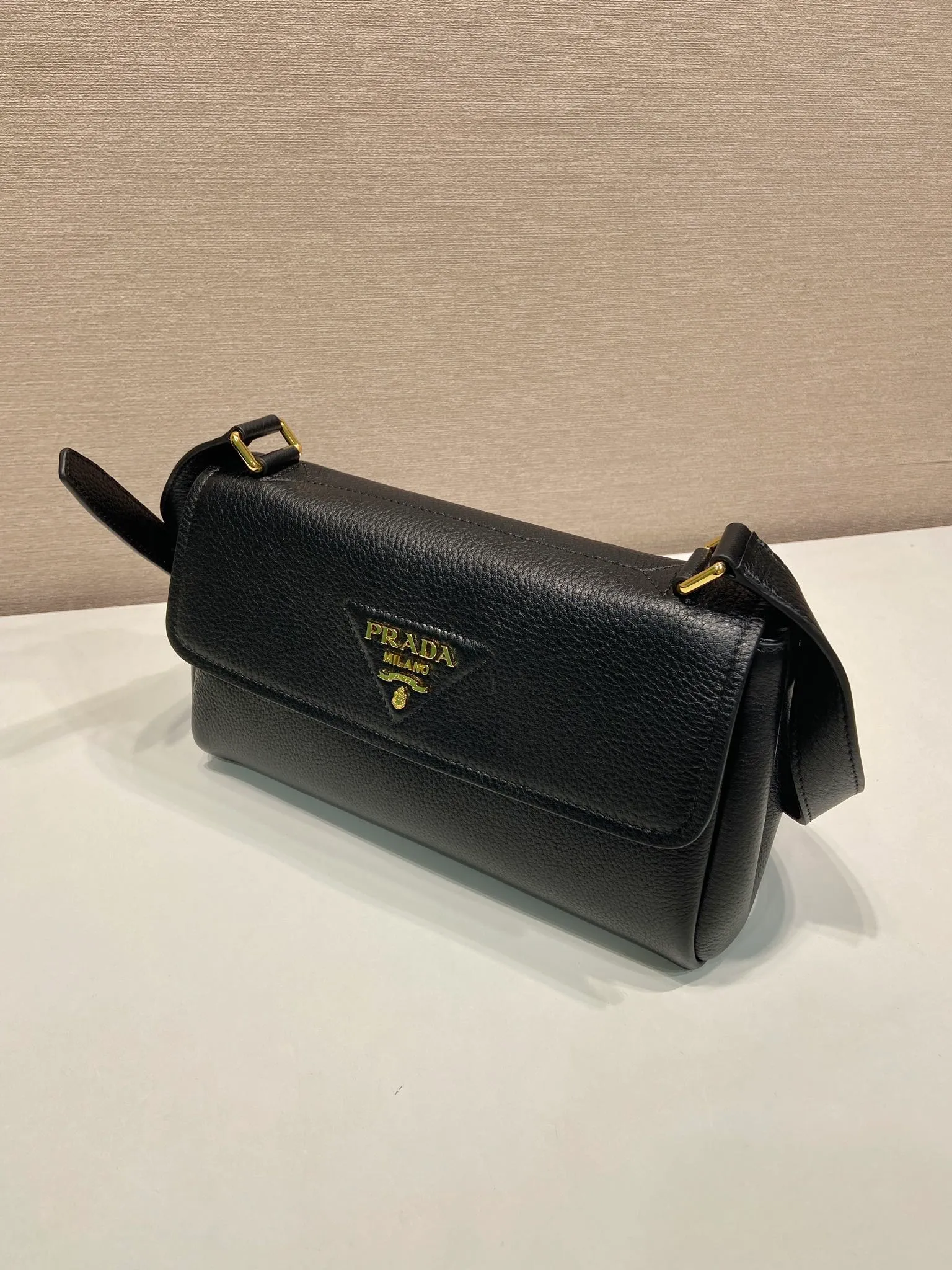 💰1500🎉New arrival🎉1BN022🎉🎉 This shoulder bag is exquisite in shape yet functional, timeless and versatile. The grained leather material and hand-crafted details create a solid and sophisticated quality. It is equipped with an adjustable shoulder strap, embellished with metal marks, a magnetic buckle opening and closing flap, and a large capacity. The upper body effect is very fashionable, and it is a popular style that will never go out of style🎉🎉Length 26x Height 14x Bottom 9.5cm🎉🎉🎉🎉💰💰💰