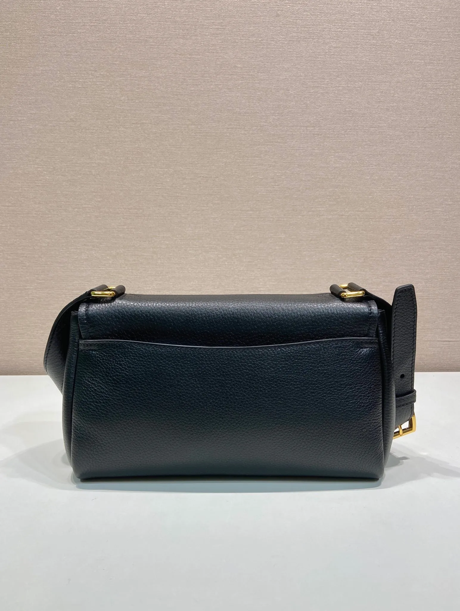 💰1500🎉New arrival🎉1BN022🎉🎉 This shoulder bag is exquisite in shape yet functional, timeless and versatile. The grained leather material and hand-crafted details create a solid and sophisticated quality. It is equipped with an adjustable shoulder strap, embellished with metal marks, a magnetic buckle opening and closing flap, and a large capacity. The upper body effect is very fashionable, and it is a popular style that will never go out of style🎉🎉Length 26x Height 14x Bottom 9.5cm🎉🎉🎉🎉💰💰💰