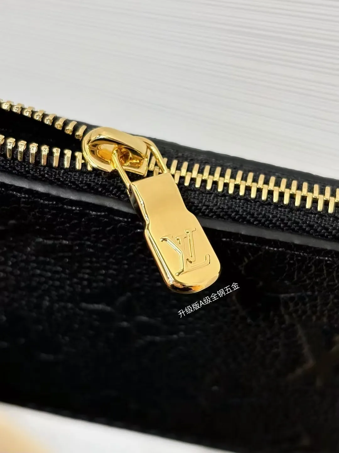 P¥1360👉nfc163C01 dynamic chip👈 [100% MB special grade original leather, all steel hardware] This All In BB handbag integrates modern design concepts into elegant silhouette and ample space. Monogram Empreinte leather craftsmanship creates a simple bucket bag structure, the iconic nameplate and metal padlock highlight the exquisite details, and the adjustable handle pays homage to the brand's trunk-making heritage. Embossed grained cow leather - Cow leather trim - Textile lining - Metal hardware - Magnetic and hook closure - Removable zippered interior pocket - A brand name - Padlock - Holds your smartphone, keys, Zippy wallet and headphones - Shoulder strap: non-detachable, adjustable! ! Model: M13480; Size: 16x18x12CM