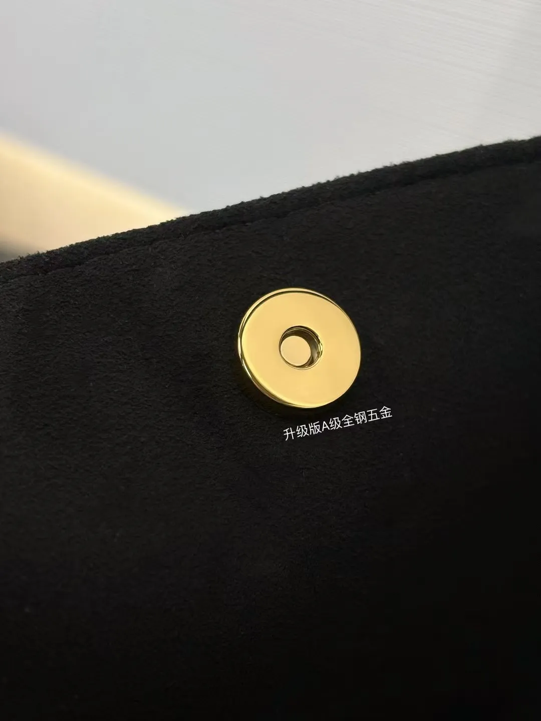 P¥1360👉nfc163C01 dynamic chip👈 [100% MB special grade original leather, all steel hardware] This All In BB handbag integrates modern design concepts into elegant silhouette and ample space. Monogram Empreinte leather craftsmanship creates a simple bucket bag structure, the iconic nameplate and metal padlock highlight the exquisite details, and the adjustable handle pays homage to the brand's trunk-making heritage. Embossed grained cow leather - Cow leather trim - Textile lining - Metal hardware - Magnetic and hook closure - Removable zippered interior pocket - A brand name - Padlock - Holds your smartphone, keys, Zippy wallet and headphones - Shoulder strap: non-detachable, adjustable! ! Model: M13480; Size: 16x18x12CM