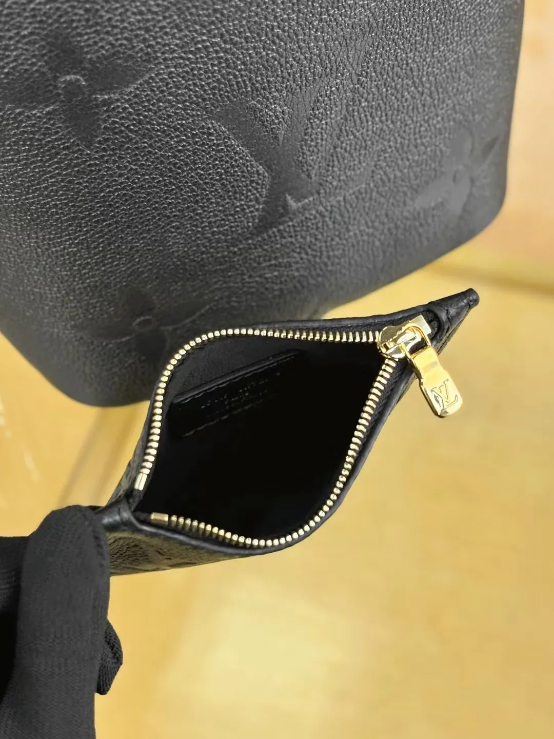 P¥1360👉nfc163C01 dynamic chip👈 [100% MB special grade original leather, all steel hardware] This All In BB handbag integrates modern design concepts into elegant silhouette and ample space. Monogram Empreinte leather craftsmanship creates a simple bucket bag structure, the iconic nameplate and metal padlock highlight the exquisite details, and the adjustable handle pays homage to the brand's trunk-making heritage. Embossed grained cow leather - Cow leather trim - Textile lining - Metal hardware - Magnetic and hook closure - Removable zippered interior pocket - A brand name - Padlock - Holds your smartphone, keys, Zippy wallet and headphones - Shoulder strap: non-detachable, adjustable! ! Model: M13480; Size: 16x18x12CM