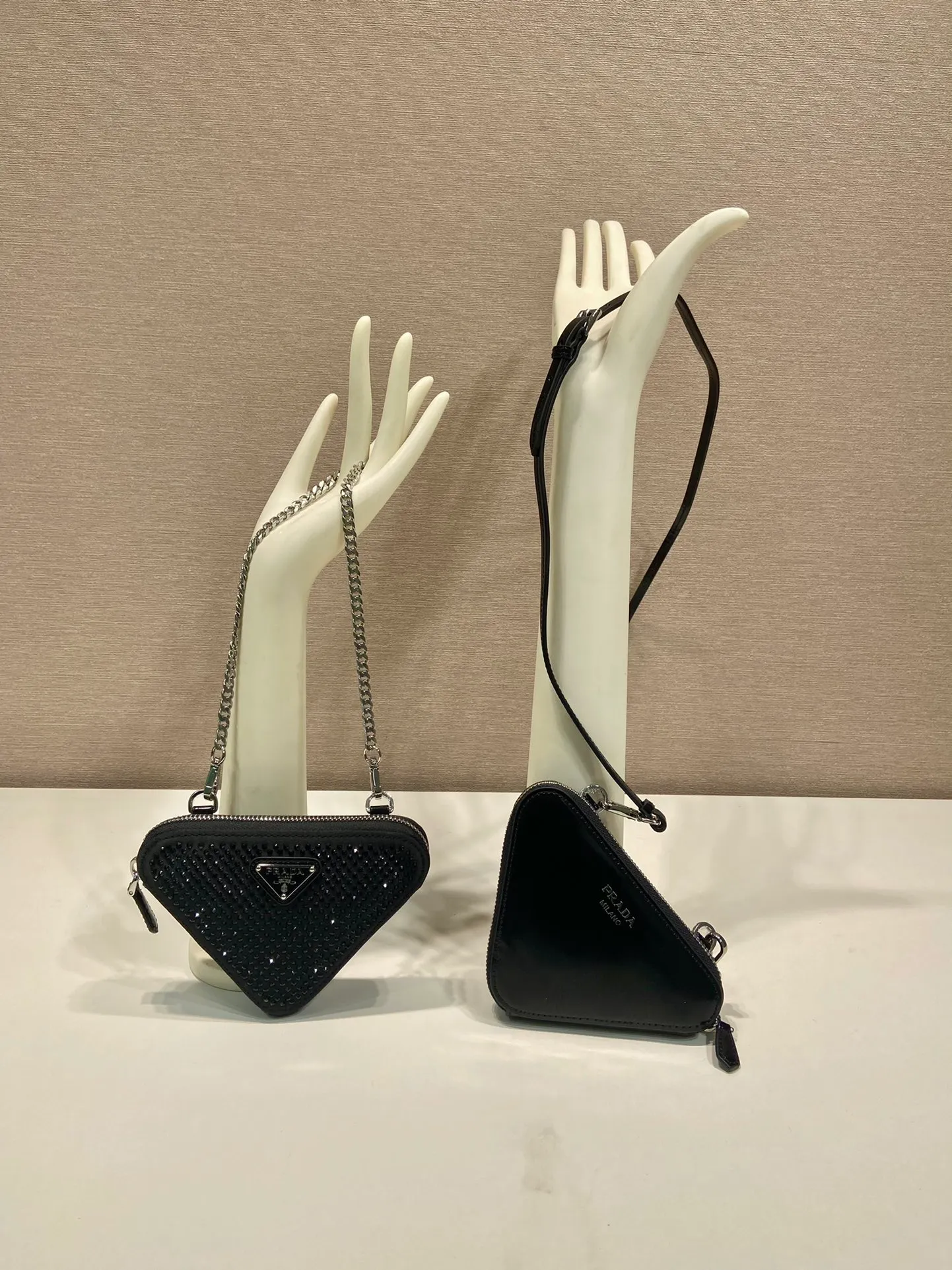 💰920🎉Gemini crystal triangle bag🎉1NR015 new color😘Crystal bag This two-in-one twin bag has a very unique design and can be disassembled into 2 bags🎉🎉. The body of the bag is made of imitation crystal, which is perfect🎉🎉. One can be carried by hand and the other can be worn as a crossbody. It can also be combined😘😘Another hot new product🎉 If you like babies, hurry up and get it🎉🎉 Length 15x height 10x bottom 5cm🎉🎉🎉👏👏👏