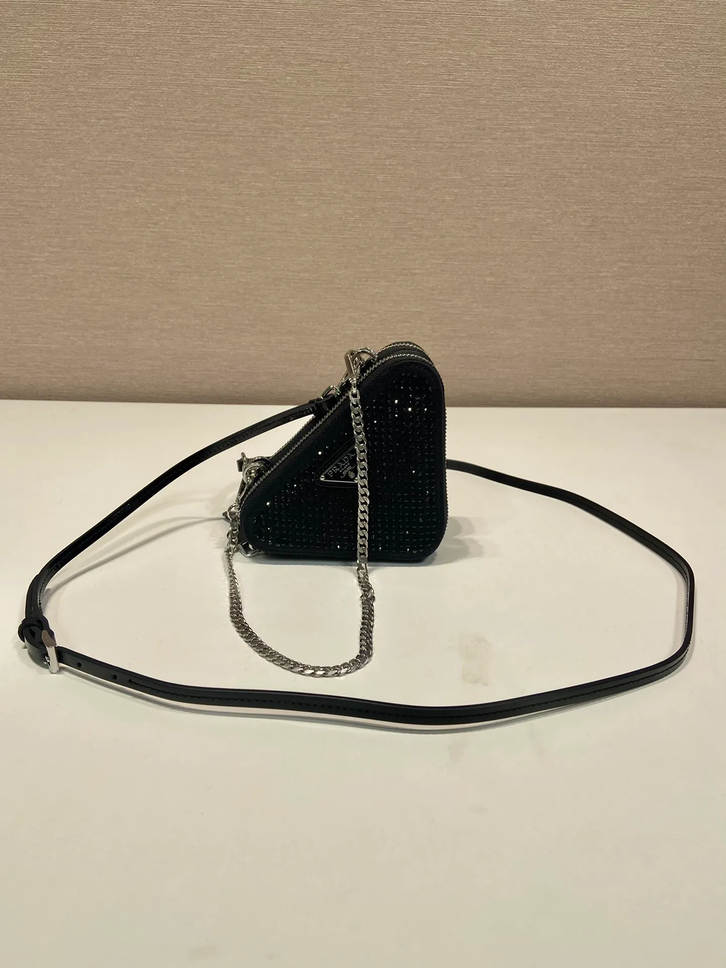 💰920🎉Gemini crystal triangle bag🎉1NR015 new color😘Crystal bag This two-in-one twin bag has a very unique design and can be disassembled into 2 bags🎉🎉. The body of the bag is made of imitation crystal, which is perfect🎉🎉. One can be carried by hand and the other can be worn as a crossbody. It can also be combined😘😘Another hot new product🎉 If you like babies, hurry up and get it🎉🎉 Length 15x height 10x bottom 5cm🎉🎉🎉👏👏👏