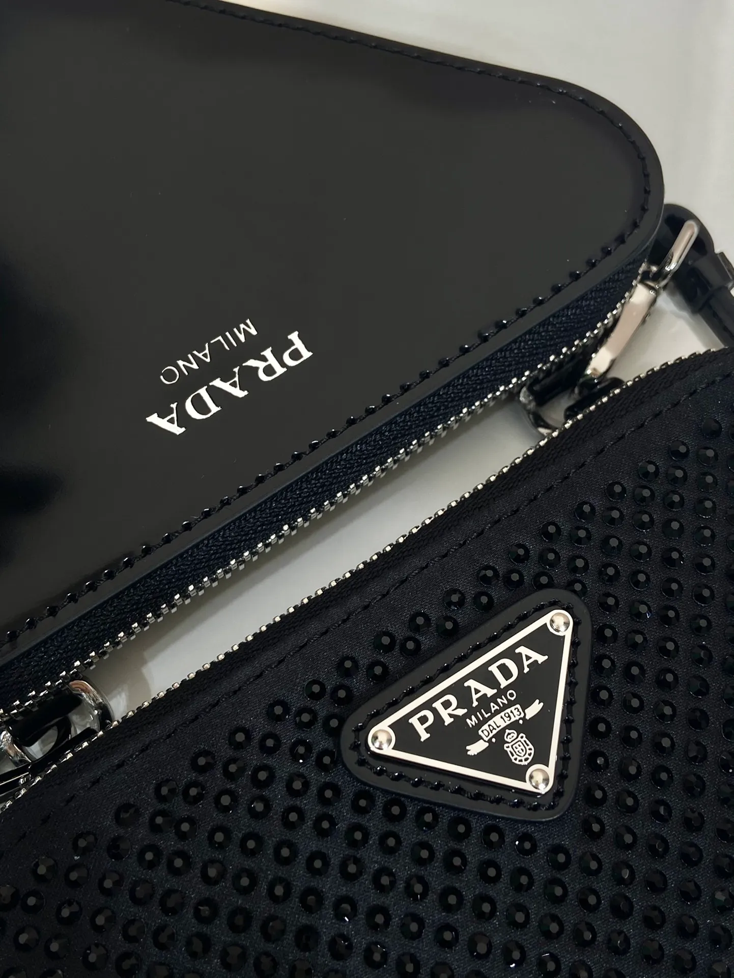 💰920🎉Gemini crystal triangle bag🎉1NR015 new color😘Crystal bag This two-in-one twin bag has a very unique design and can be disassembled into 2 bags🎉🎉. The body of the bag is made of imitation crystal, which is perfect🎉🎉. One can be carried by hand and the other can be worn as a crossbody. It can also be combined😘😘Another hot new product🎉 If you like babies, hurry up and get it🎉🎉 Length 15x height 10x bottom 5cm🎉🎉🎉👏👏👏