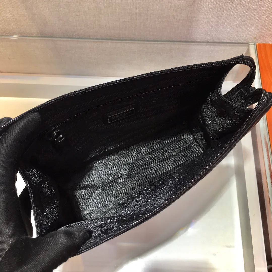 💰700, classic handbag👏👏👏2NE789 triangle mark. Made of imported nylon material/cowhide, detachable leather wrist strap, polished steel metal accessories👏👏👏165 OEM code, light and fashionable🤗🤗🤗, length 24x height 17 bottom 6.5cm,