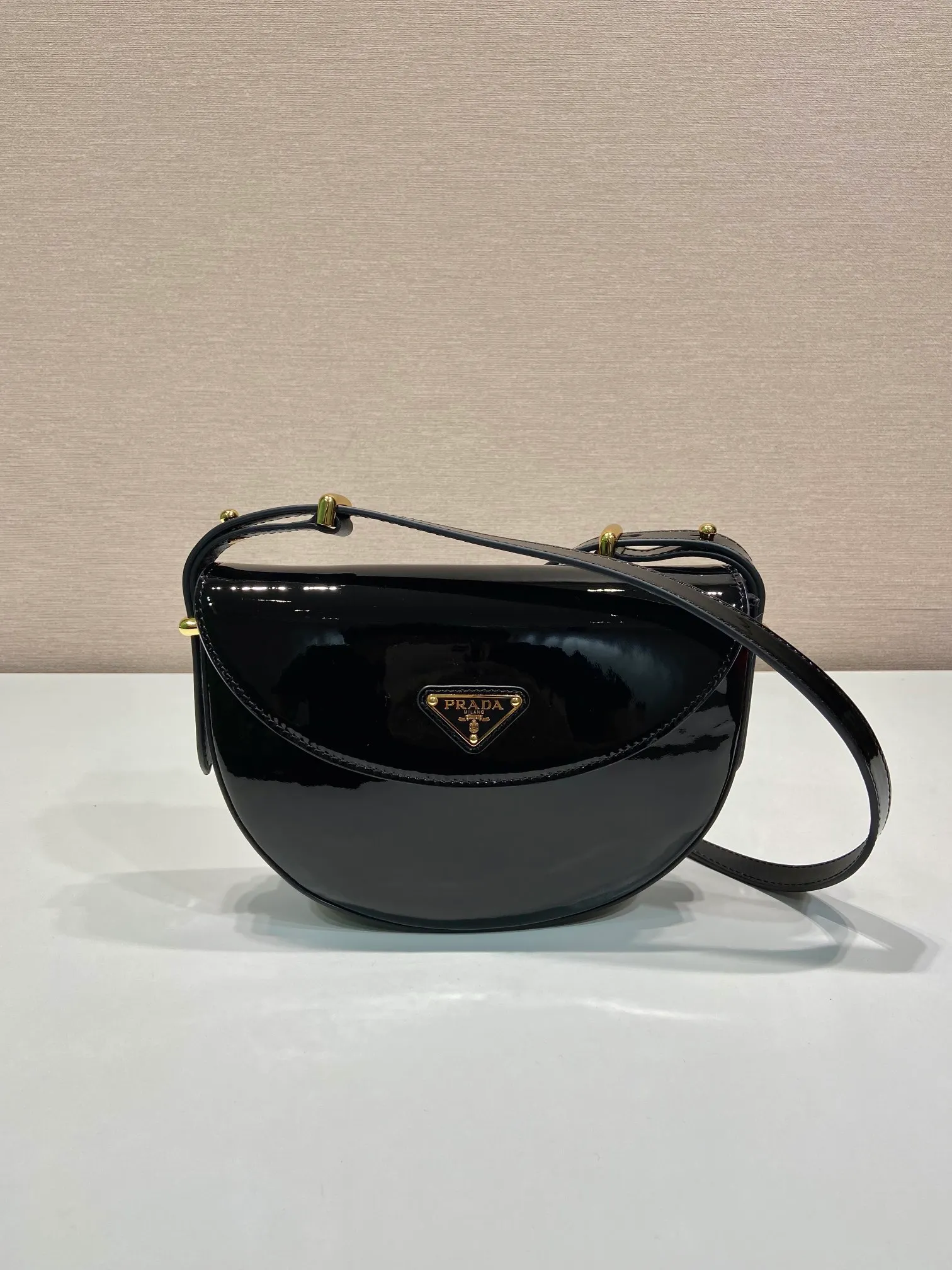 💰1440🎉New Saddle Bag🎉1BA349 Patent Leather🎉🎉 This shoulder saddle bag demonstrates a simple design concept through smooth lines and compact shape. It is made of patent leather outer calfskin/inner sheepskin fabric. It is equipped with an adjustable shoulder strap that can be carried on one shoulder or across the body. The maximum length is 110cm. It has a triangular logo design on the front flap. Wear a bold upper body, beauties. Get it now. Length 21x height 17x base 6cm👏👏👏🎉🎉🎉