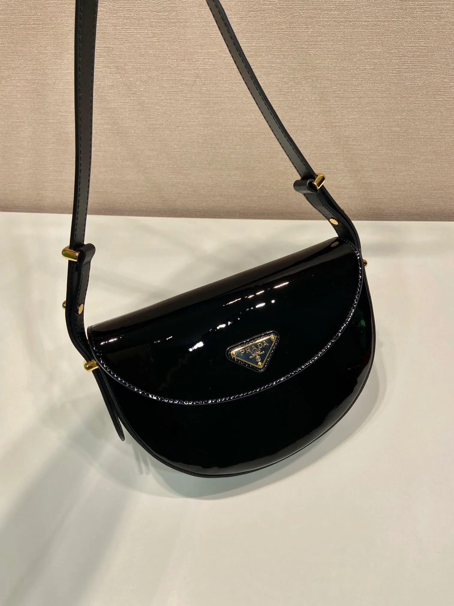 💰1440🎉New Saddle Bag🎉1BA349 Patent Leather🎉🎉 This shoulder saddle bag demonstrates a simple design concept through smooth lines and compact shape. It is made of patent leather outer calfskin/inner sheepskin fabric. It is equipped with an adjustable shoulder strap that can be carried on one shoulder or across the body. The maximum length is 110cm. It has a triangular logo design on the front flap. Wear a bold upper body, beauties. Get it now. Length 21x height 17x base 6cm👏👏👏🎉🎉🎉