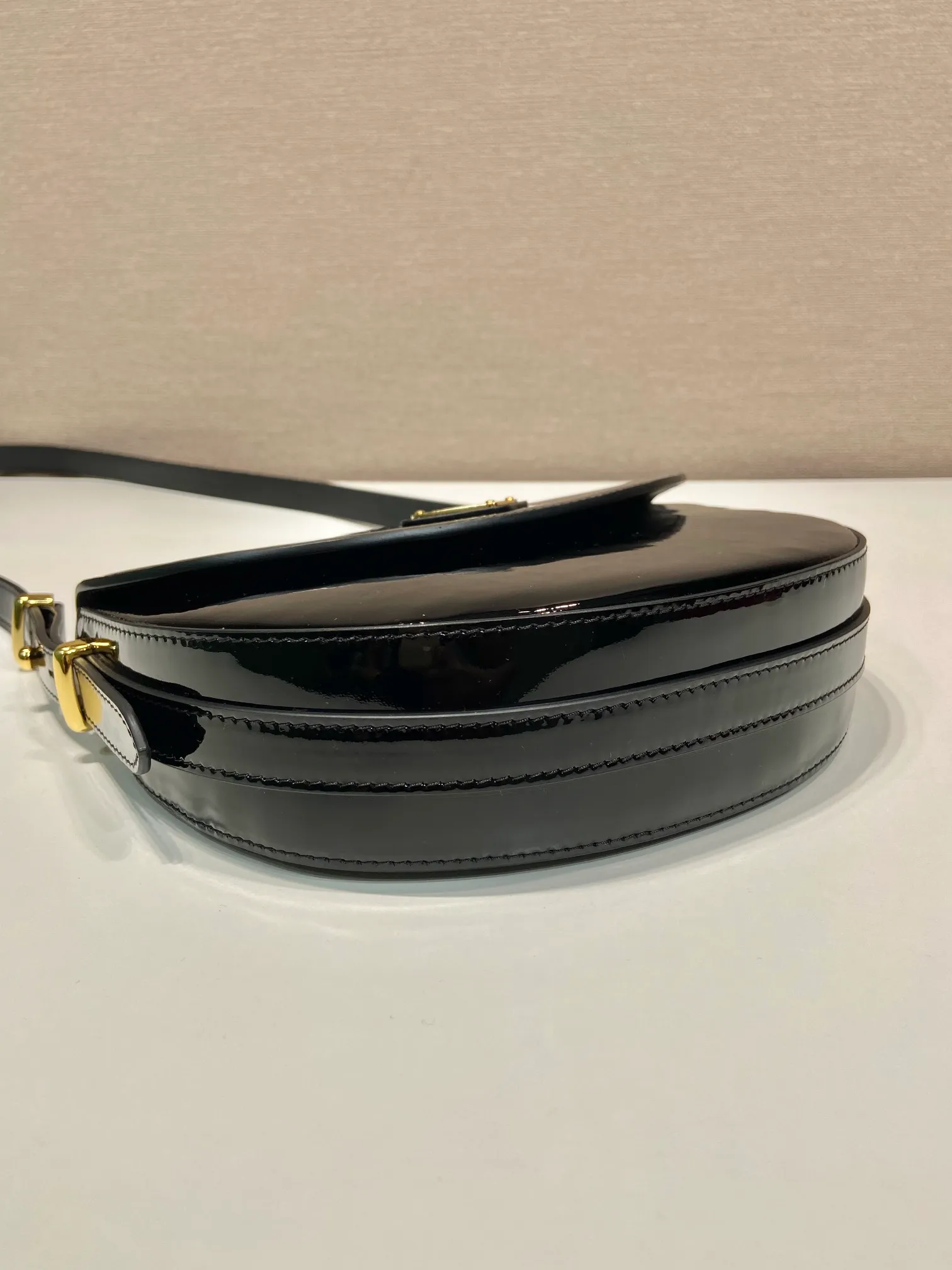 💰1440🎉New Saddle Bag🎉1BA349 Patent Leather🎉🎉 This shoulder saddle bag demonstrates a simple design concept through smooth lines and compact shape. It is made of patent leather outer calfskin/inner sheepskin fabric. It is equipped with an adjustable shoulder strap that can be carried on one shoulder or across the body. The maximum length is 110cm. It has a triangular logo design on the front flap. Wear a bold upper body, beauties. Get it now. Length 21x height 17x base 6cm👏👏👏🎉🎉🎉