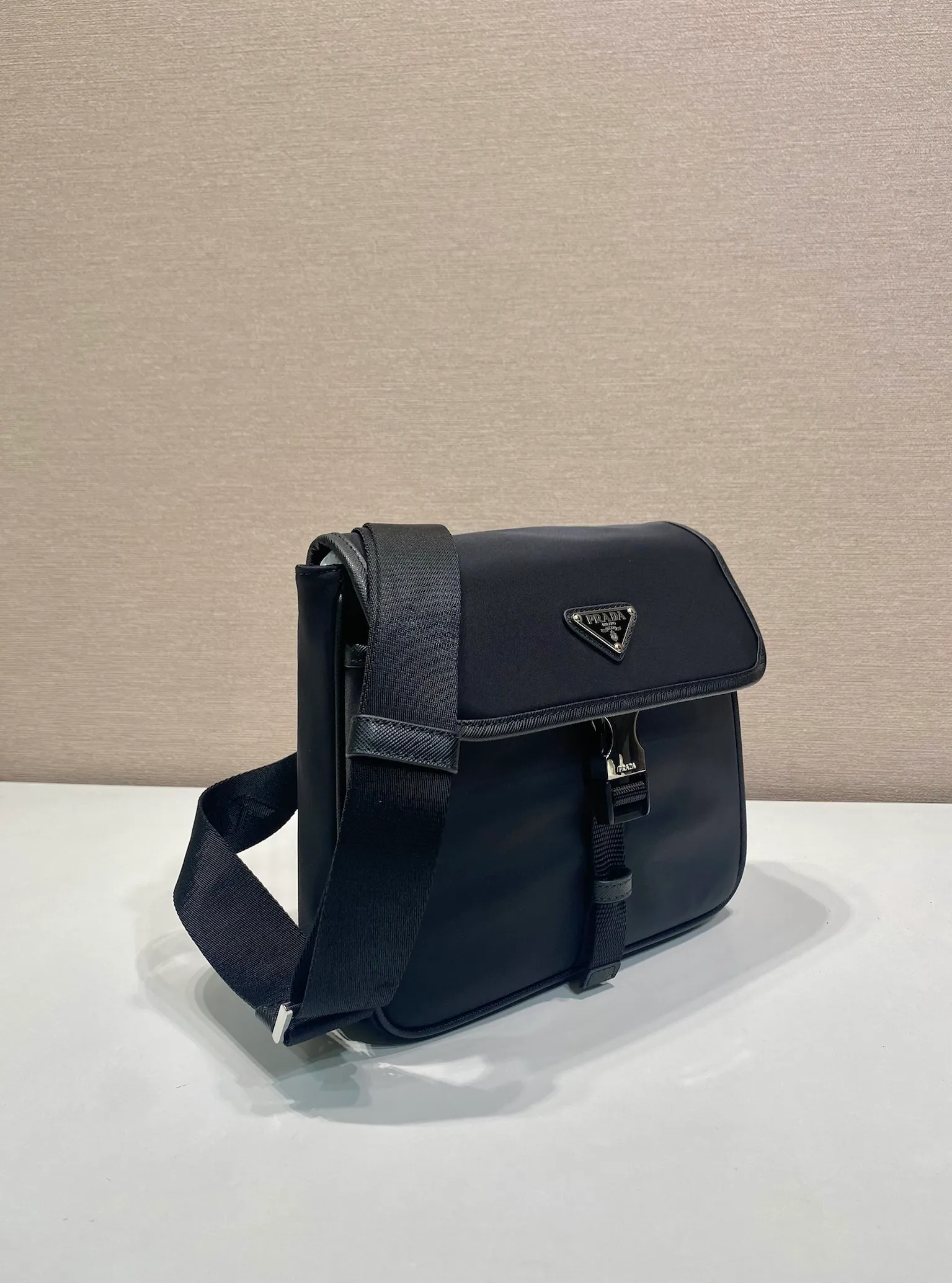 💰960🎉New product🎉2VD077 shoulder bag🎉🎉 This shoulder bag is made of imported Saffiano leather and imported nylon fabric, cleverly blended to highlight the charm of two classic materials, giving this shoulder bag a personalized style. It's compact and embellished with sporty details, including the signature enameled triangle metal logo. Flip cover design, adjustable shoulder straps, multiple compartments and large space, it’s perfect😘Another popular style that will never go out of style🎉🎉Hurry up and get it🎉🎉 Length 22x Height 20x Bottom 6cm🎉🎉🎉💰💰💰