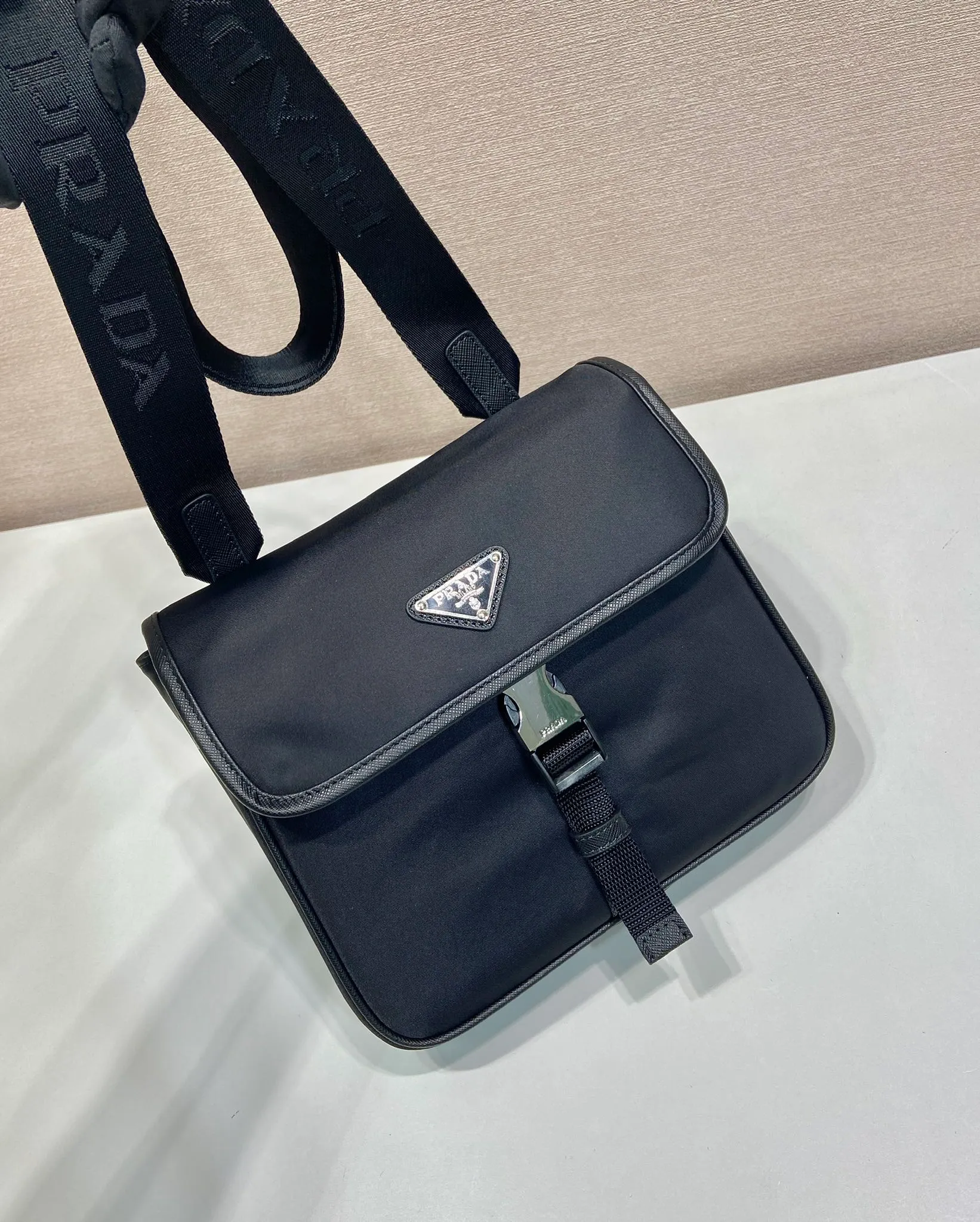 💰960🎉New product🎉2VD077 shoulder bag🎉🎉 This shoulder bag is made of imported Saffiano leather and imported nylon fabric, cleverly blended to highlight the charm of two classic materials, giving this shoulder bag a personalized style. It's compact and embellished with sporty details, including the signature enameled triangle metal logo. Flip cover design, adjustable shoulder straps, multiple compartments and large space, it’s perfect😘Another popular style that will never go out of style🎉🎉Hurry up and get it🎉🎉 Length 22x Height 20x Bottom 6cm🎉🎉🎉💰💰💰