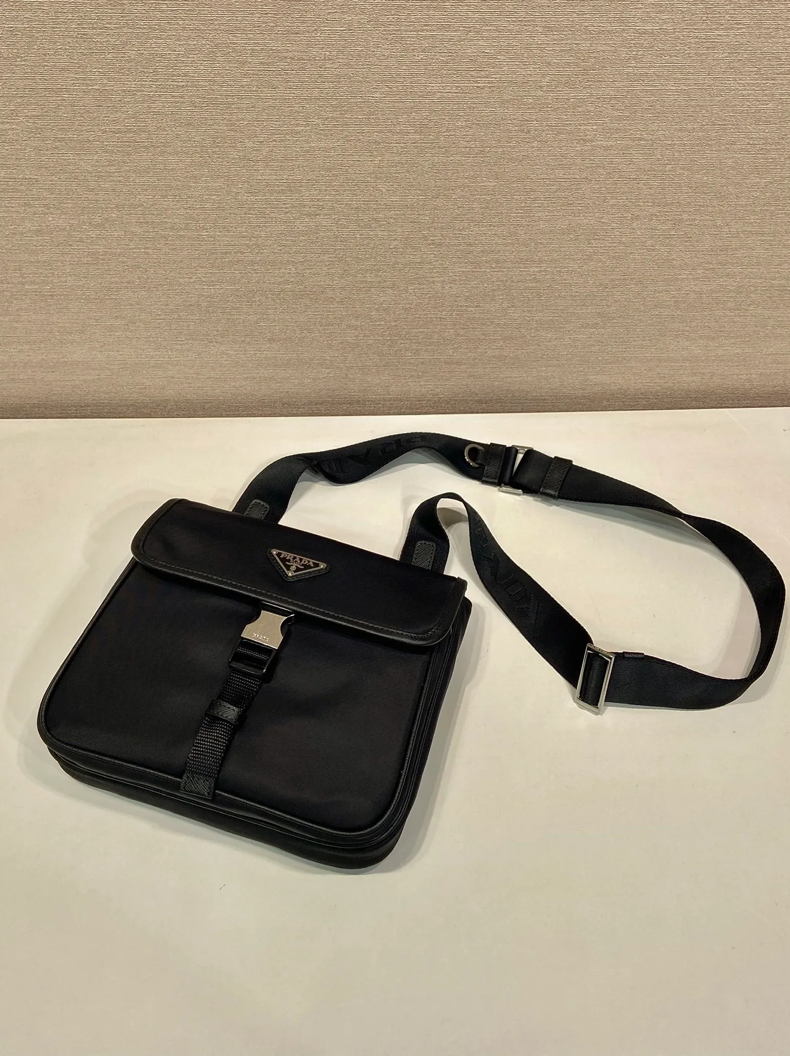 💰960🎉New product🎉2VD077 shoulder bag🎉🎉 This shoulder bag is made of imported Saffiano leather and imported nylon fabric, cleverly blended to highlight the charm of two classic materials, giving this shoulder bag a personalized style. It's compact and embellished with sporty details, including the signature enameled triangle metal logo. Flip cover design, adjustable shoulder straps, multiple compartments and large space, it’s perfect😘Another popular style that will never go out of style🎉🎉Hurry up and get it🎉🎉 Length 22x Height 20x Bottom 6cm🎉🎉🎉💰💰💰