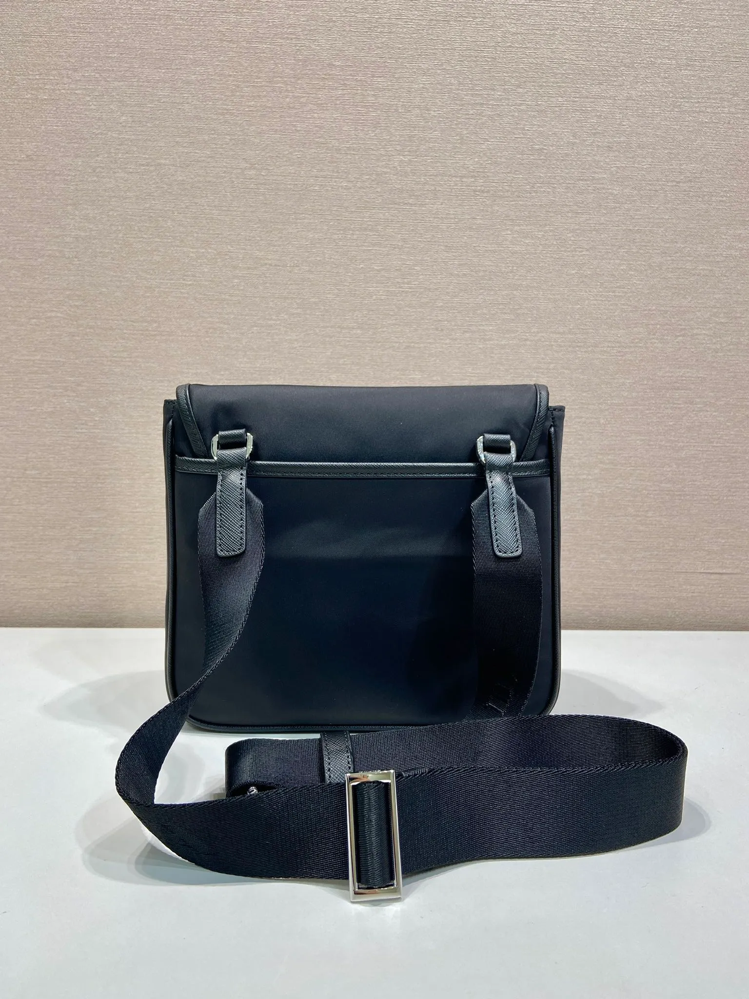 💰960🎉New product🎉2VD077 shoulder bag🎉🎉 This shoulder bag is made of imported Saffiano leather and imported nylon fabric, cleverly blended to highlight the charm of two classic materials, giving this shoulder bag a personalized style. It's compact and embellished with sporty details, including the signature enameled triangle metal logo. Flip cover design, adjustable shoulder straps, multiple compartments and large space, it’s perfect😘Another popular style that will never go out of style🎉🎉Hurry up and get it🎉🎉 Length 22x Height 20x Bottom 6cm🎉🎉🎉💰💰💰