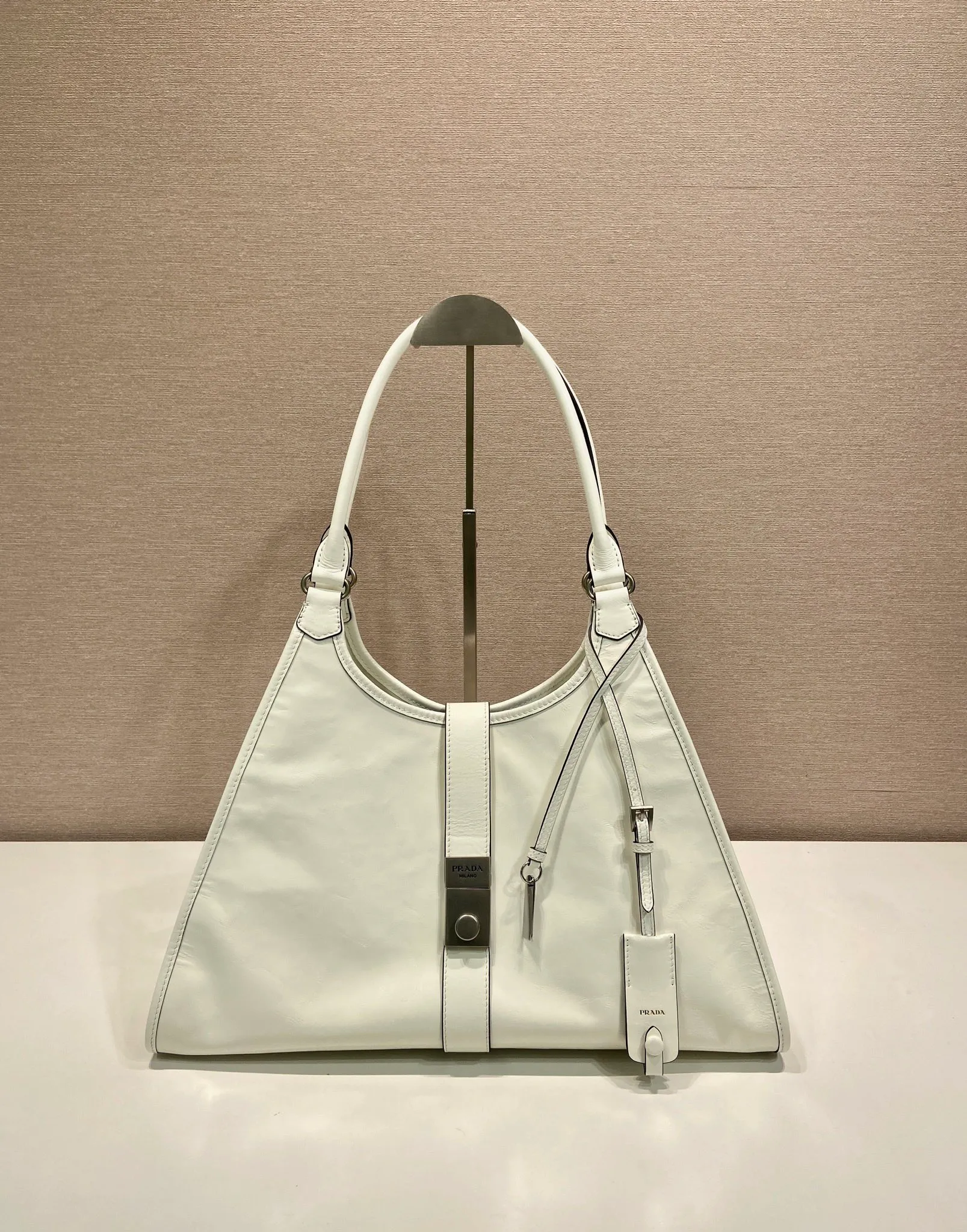 💰1900🎉New product🎉1BG570 spring and summer new model🎉🎉 This catwalk style is made of imported oil wax leather, top-grade hardware, the front panel is equipped with a buckle lock opening and closing, the capacity is large, it can be carried by hand or on the shoulder, the upper body effect is very stylish, if you like babies, hurry up and get it🎉🎉 Length 39x Height 24.5x Bottom 14cm🎉🎉🎉💰💰💰