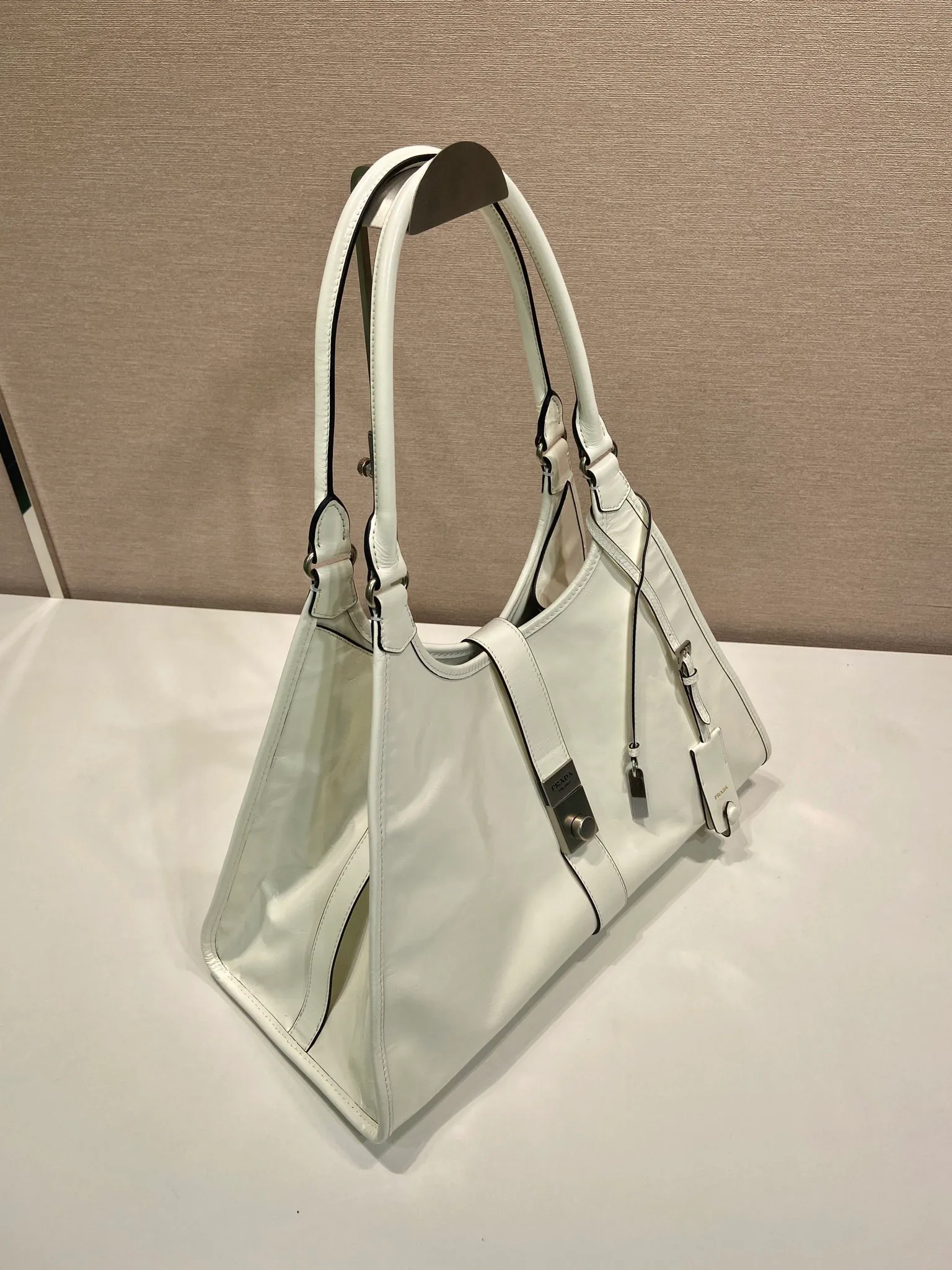 💰1900🎉New product🎉1BG570 spring and summer new model🎉🎉 This catwalk style is made of imported oil wax leather, top-grade hardware, the front panel is equipped with a buckle lock opening and closing, the capacity is large, it can be carried by hand or on the shoulder, the upper body effect is very stylish, if you like babies, hurry up and get it🎉🎉 Length 39x Height 24.5x Bottom 14cm🎉🎉🎉💰💰💰