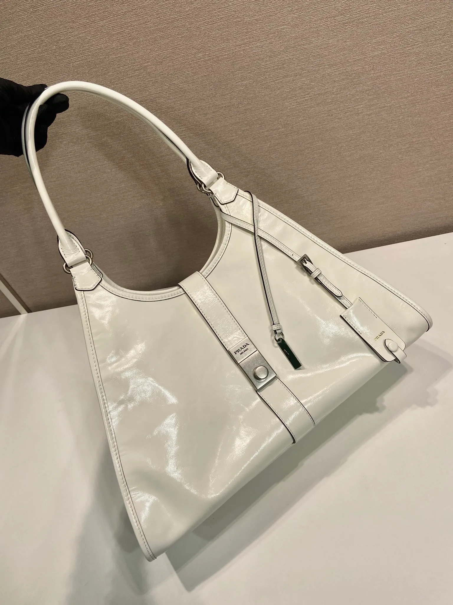 💰1900🎉New product🎉1BG570 spring and summer new model🎉🎉 This catwalk style is made of imported oil wax leather, top-grade hardware, the front panel is equipped with a buckle lock opening and closing, the capacity is large, it can be carried by hand or on the shoulder, the upper body effect is very stylish, if you like babies, hurry up and get it🎉🎉 Length 39x Height 24.5x Bottom 14cm🎉🎉🎉💰💰💰