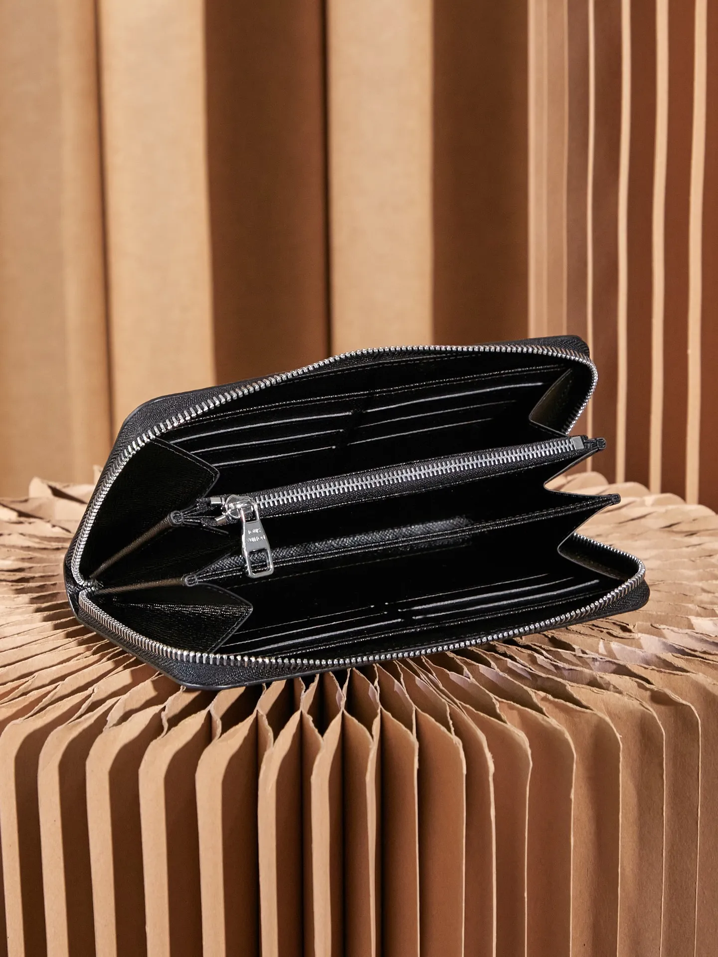 P¥300👉nfc dynamic chip version👈[Top-level inspection-free] M61694 black flower, overseas special supply (special product), a new upgrade of the classic wallet! This Zippy wallet is made of canvas, with a new colorful lining design and four credit card slots, making it convenient and practical. 60017, size: 19.5 x 10.0 x 2.0 cm with gift box