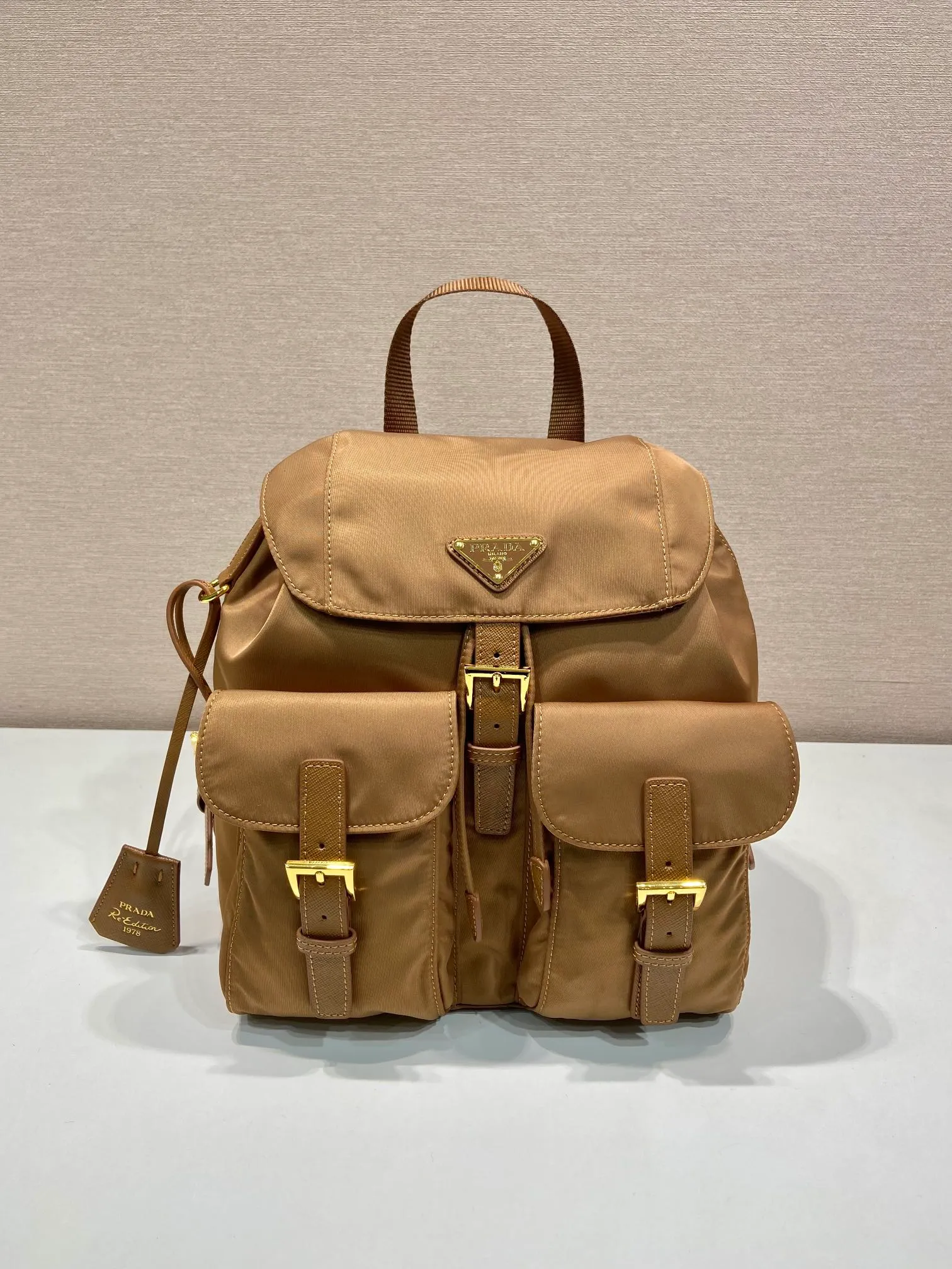 💰1000🎉Gold buckle classic backpack🎉1BZ677 gold hardware🎉🎉 This practical and innovative backpack is made of imported nylon fabric, adjustable shoulder straps and woven handles, removable Re-Edition leather key ring, front buckle flap pocket, enameled metal triangle logo on the flap, drawstring closure, logo-printed Re-Nylon lining with two interior pockets, one of which is zippered and has a large room. Classic and practical, it is a popular style that will never go out of style🎉🎉 Length 23.5x Height 28x Bottom 12cm🎉🎉🎉👏👏👏