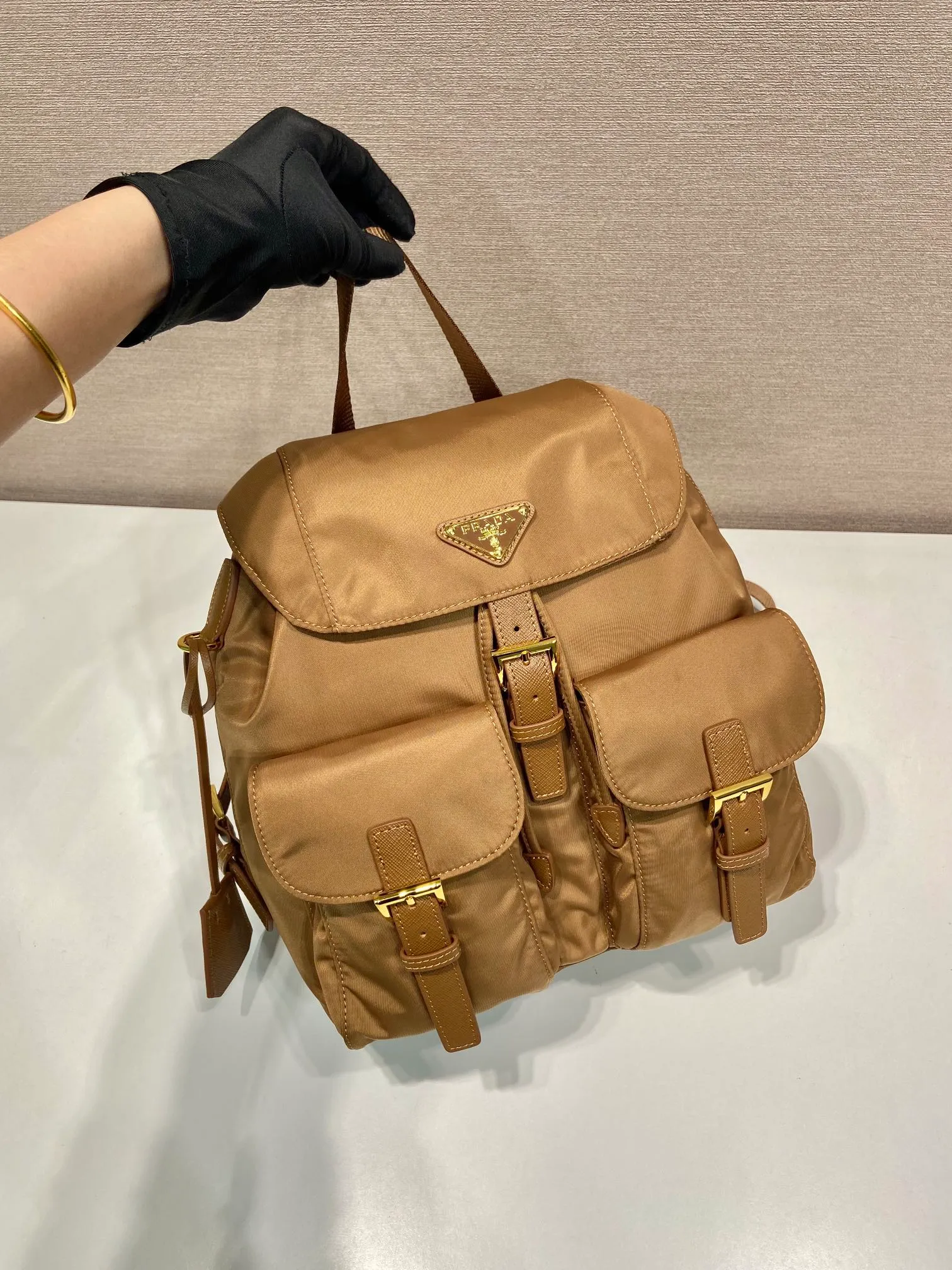 💰1000🎉Gold buckle classic backpack🎉1BZ677 gold hardware🎉🎉 This practical and innovative backpack is made of imported nylon fabric, adjustable shoulder straps and woven handles, removable Re-Edition leather key ring, front buckle flap pocket, enameled metal triangle logo on the flap, drawstring closure, logo-printed Re-Nylon lining with two interior pockets, one of which is zippered and has a large room. Classic and practical, it is a popular style that will never go out of style🎉🎉 Length 23.5x Height 28x Bottom 12cm🎉🎉🎉👏👏👏