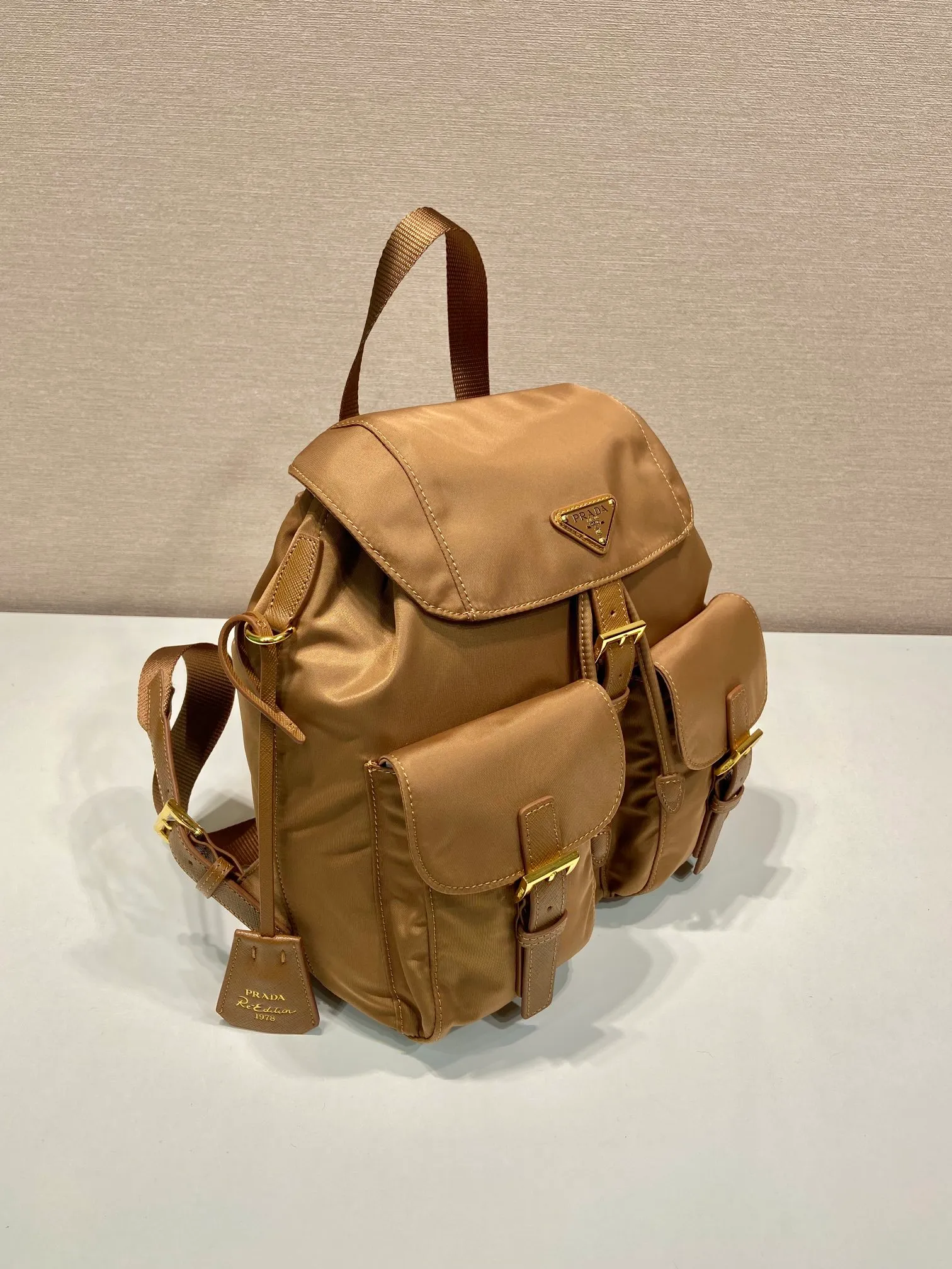 💰1000🎉Gold buckle classic backpack🎉1BZ677 gold hardware🎉🎉 This practical and innovative backpack is made of imported nylon fabric, adjustable shoulder straps and woven handles, removable Re-Edition leather key ring, front buckle flap pocket, enameled metal triangle logo on the flap, drawstring closure, logo-printed Re-Nylon lining with two interior pockets, one of which is zippered and has a large room. Classic and practical, it is a popular style that will never go out of style🎉🎉 Length 23.5x Height 28x Bottom 12cm🎉🎉🎉👏👏👏