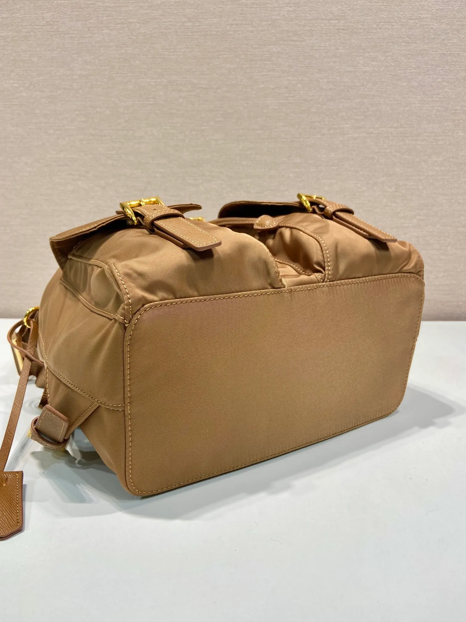 💰1000🎉Gold buckle classic backpack🎉1BZ677 gold hardware🎉🎉 This practical and innovative backpack is made of imported nylon fabric, adjustable shoulder straps and woven handles, removable Re-Edition leather key ring, front buckle flap pocket, enameled metal triangle logo on the flap, drawstring closure, logo-printed Re-Nylon lining with two interior pockets, one of which is zippered and has a large room. Classic and practical, it is a popular style that will never go out of style🎉🎉 Length 23.5x Height 28x Bottom 12cm🎉🎉🎉👏👏👏