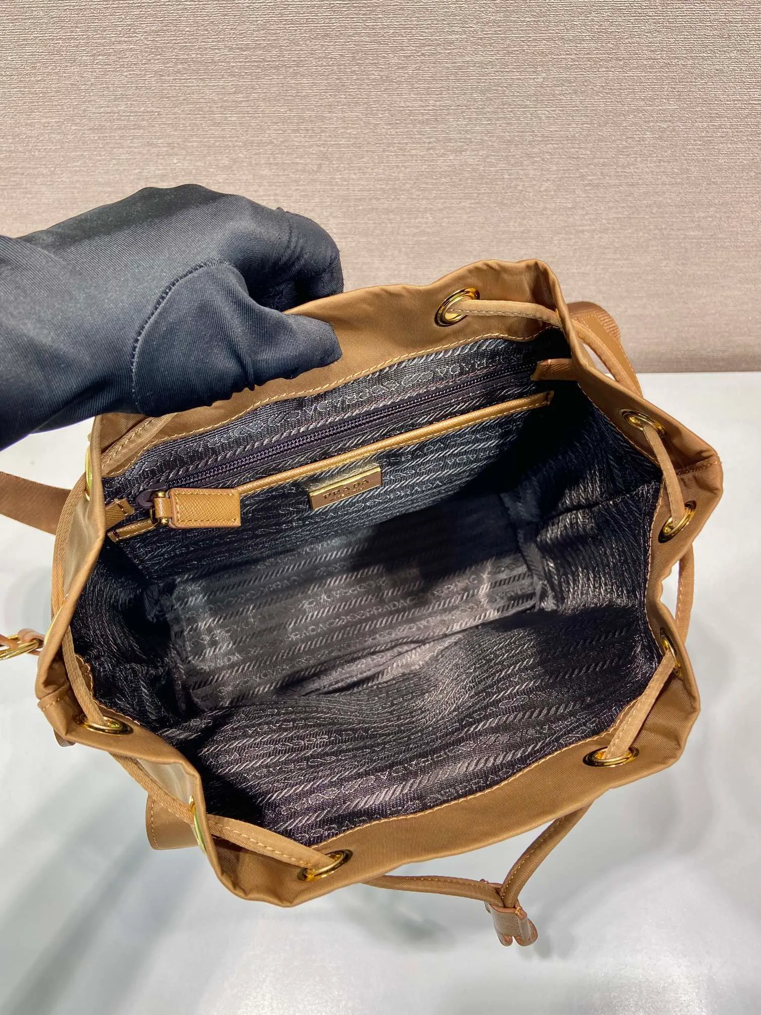 💰1000🎉Gold buckle classic backpack🎉1BZ677 gold hardware🎉🎉 This practical and innovative backpack is made of imported nylon fabric, adjustable shoulder straps and woven handles, removable Re-Edition leather key ring, front buckle flap pocket, enameled metal triangle logo on the flap, drawstring closure, logo-printed Re-Nylon lining with two interior pockets, one of which is zippered and has a large room. Classic and practical, it is a popular style that will never go out of style🎉🎉 Length 23.5x Height 28x Bottom 12cm🎉🎉🎉👏👏👏