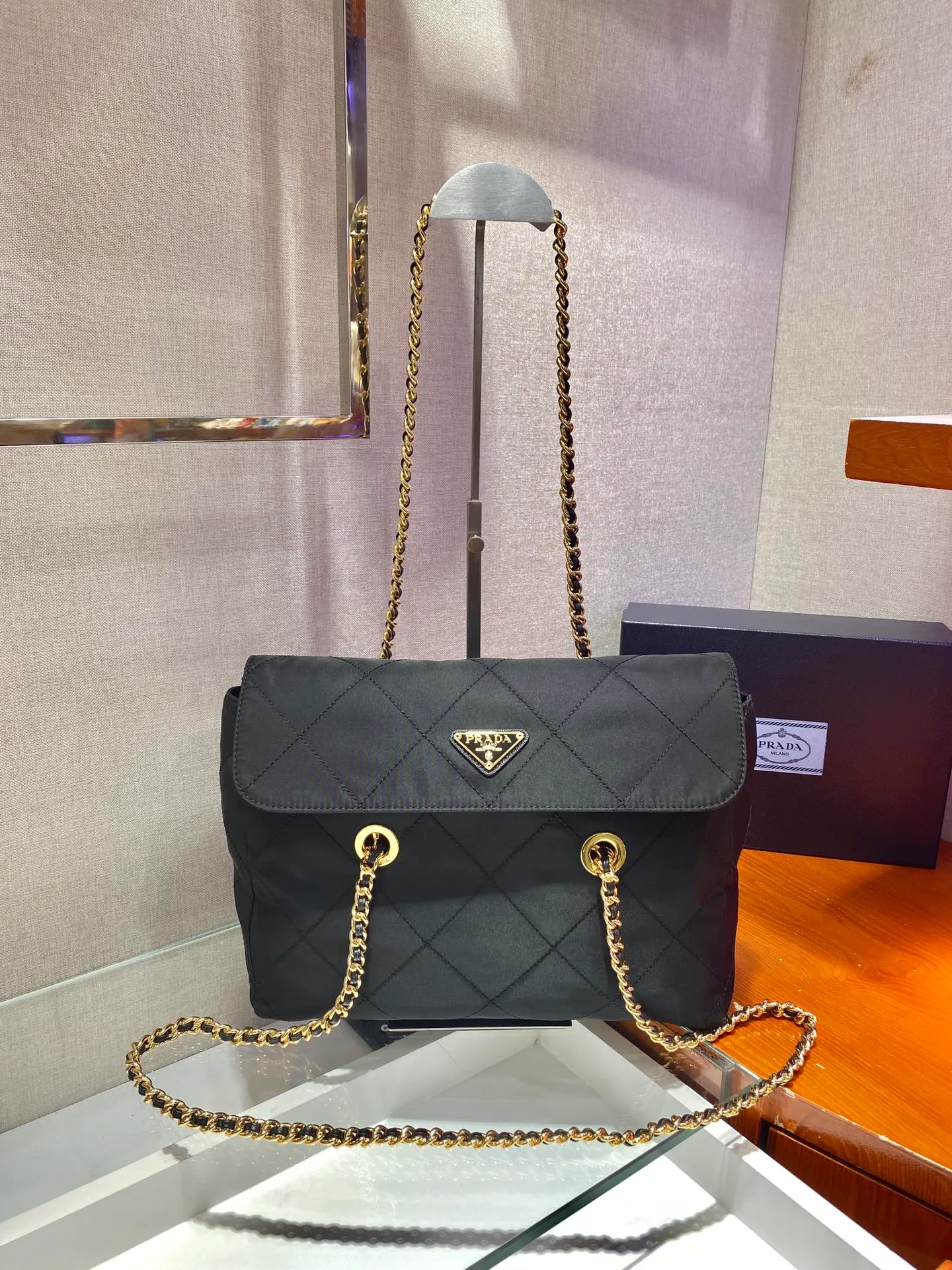 💰1200🎉中古翻盖款🎉1BD630🎉🎉大号30cm 这款Vintage中古链条菱格流浪包设计太棒了👏👏 Purely handmade nylon rhombus design, can be worn on one shoulder, across the body, or carried on the street. The imported black gold chain is really the eternal theme of vintage😘😘It is simple and elegant, and the capacity is very large👍The upper body is particularly trendy, versatile and fashionable. No matter casual or formal, they all have a stable temperament.赶紧入手吧🙊太爱这款中古流浪包😘😘 长30x高26x底6cm