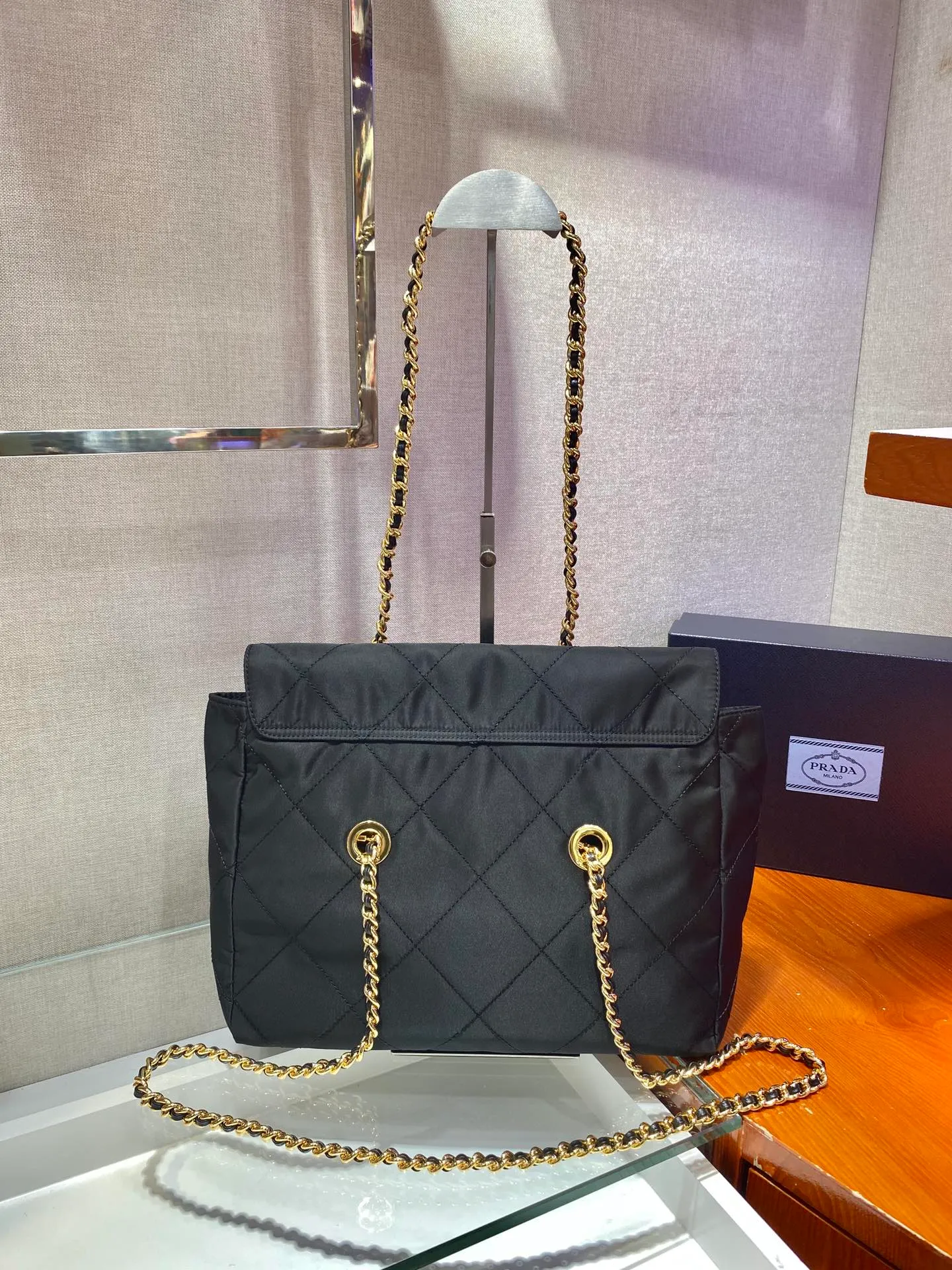 💰1200🎉中古翻盖款🎉1BD630🎉🎉大号30cm 这款Vintage中古链条菱格流浪包设计太棒了👏👏 Purely handmade nylon rhombus design, can be worn on one shoulder, across the body, or carried on the street. The imported black gold chain is really the eternal theme of vintage😘😘It is simple and elegant, and the capacity is very large👍The upper body is particularly trendy, versatile and fashionable. No matter casual or formal, they all have a stable temperament.赶紧入手吧🙊太爱这款中古流浪包😘😘 长30x高26x底6cm