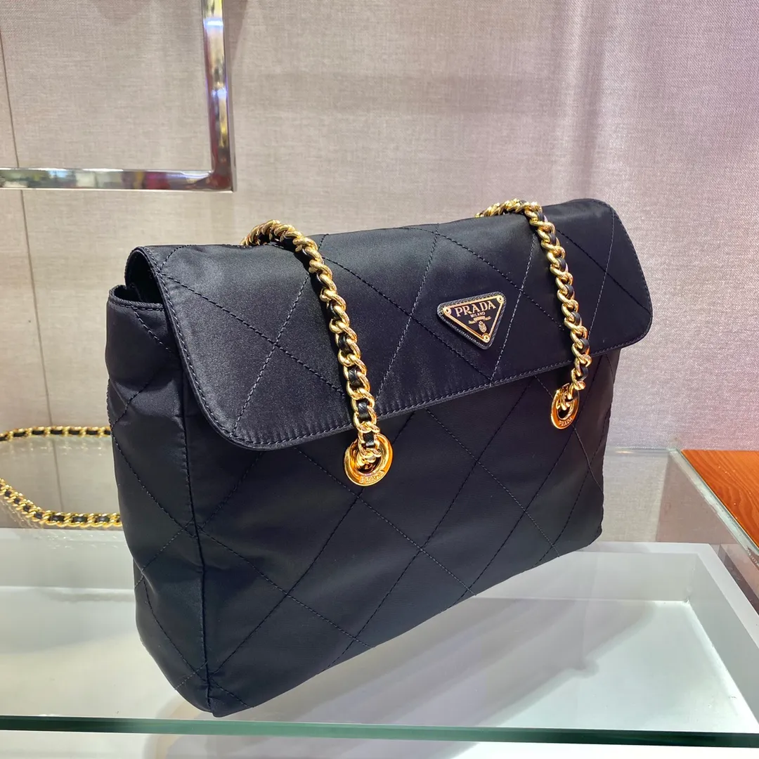 💰1200🎉中古翻盖款🎉1BD630🎉🎉大号30cm 这款Vintage中古链条菱格流浪包设计太棒了👏👏 Purely handmade nylon rhombus design, can be worn on one shoulder, across the body, or carried on the street. The imported black gold chain is really the eternal theme of vintage😘😘It is simple and elegant, and the capacity is very large👍The upper body is particularly trendy, versatile and fashionable. No matter casual or formal, they all have a stable temperament.赶紧入手吧🙊太爱这款中古流浪包😘😘 长30x高26x底6cm