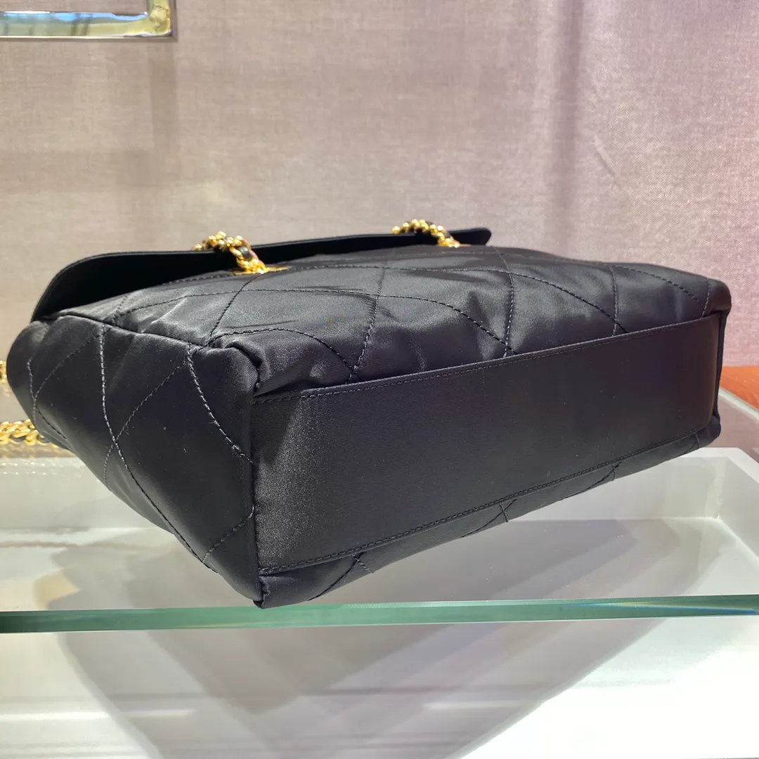 💰1200🎉中古翻盖款🎉1BD630🎉🎉大号30cm 这款Vintage中古链条菱格流浪包设计太棒了👏👏 Purely handmade nylon rhombus design, can be worn on one shoulder, across the body, or carried on the street. The imported black gold chain is really the eternal theme of vintage😘😘It is simple and elegant, and the capacity is very large👍The upper body is particularly trendy, versatile and fashionable. No matter casual or formal, they all have a stable temperament.赶紧入手吧🙊太爱这款中古流浪包😘😘 长30x高26x底6cm