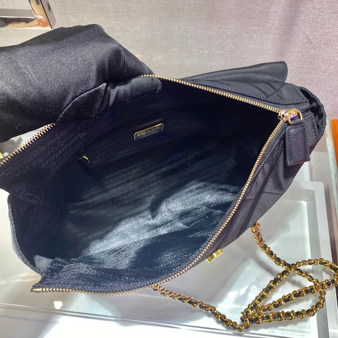 💰1200🎉中古翻盖款🎉1BD630🎉🎉大号30cm 这款Vintage中古链条菱格流浪包设计太棒了👏👏 Purely handmade nylon rhombus design, can be worn on one shoulder, across the body, or carried on the street. The imported black gold chain is really the eternal theme of vintage😘😘It is simple and elegant, and the capacity is very large👍The upper body is particularly trendy, versatile and fashionable. No matter casual or formal, they all have a stable temperament.赶紧入手吧🙊太爱这款中古流浪包😘😘 长30x高26x底6cm
