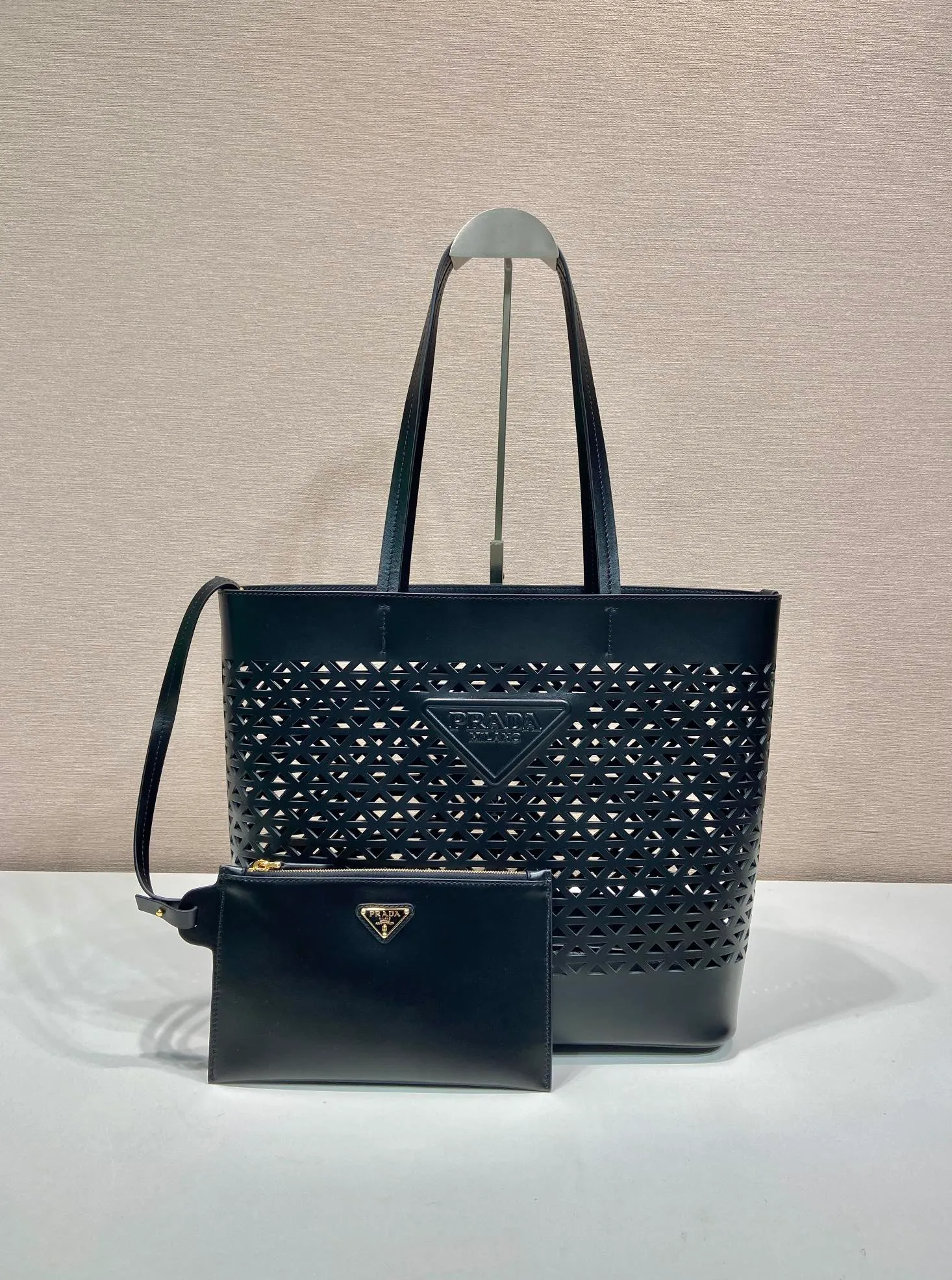 💰1760🎉Skeleton Tote Bag🎉1BG503 Skeleton🎉🎉 This hollow tote bag evolves the classic triangle into a modernist geometric pattern, injecting versatile and fashionable design elements. Comes with detachable clutch. Made of laser-cut perforated leather, it has ample capacity and the embossed letter logo is the icing on the cake. The upper body effect is very fashionable and elegant. It is worth owning. Length 32x Height 29x Bottom 13cm🎉🎉🎉👏👏👏