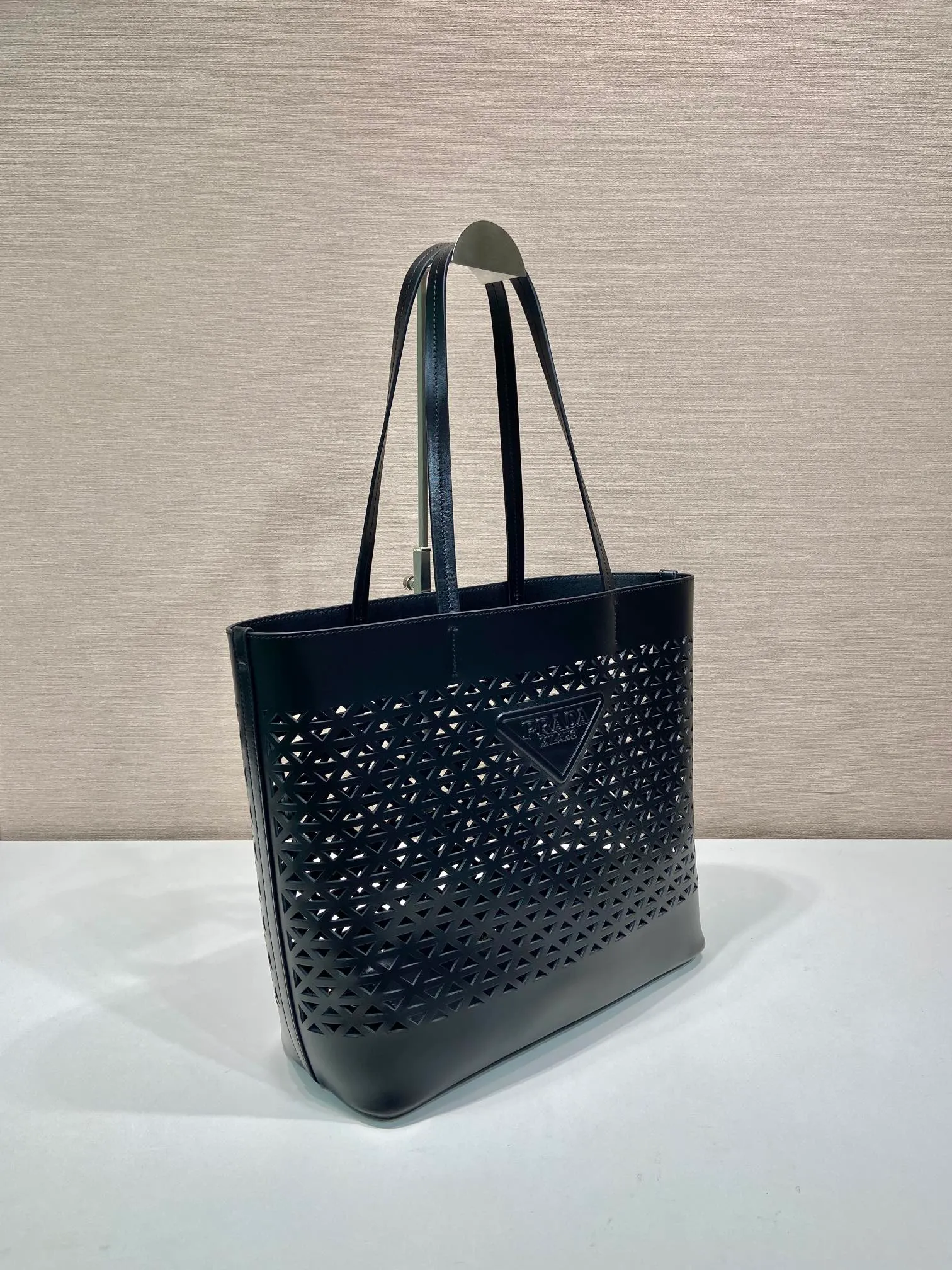 💰1760🎉Skeleton Tote Bag🎉1BG503 Skeleton🎉🎉 This hollow tote bag evolves the classic triangle into a modernist geometric pattern, injecting versatile and fashionable design elements. Comes with detachable clutch. Made of laser-cut perforated leather, it has ample capacity and the embossed letter logo is the icing on the cake. The upper body effect is very fashionable and elegant. It is worth owning. Length 32x Height 29x Bottom 13cm🎉🎉🎉👏👏👏