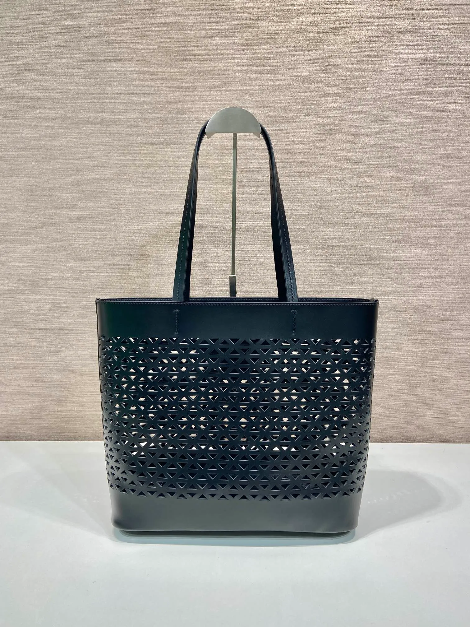 💰1760🎉Skeleton Tote Bag🎉1BG503 Skeleton🎉🎉 This hollow tote bag evolves the classic triangle into a modernist geometric pattern, injecting versatile and fashionable design elements. Comes with detachable clutch. Made of laser-cut perforated leather, it has ample capacity and the embossed letter logo is the icing on the cake. The upper body effect is very fashionable and elegant. It is worth owning. Length 32x Height 29x Bottom 13cm🎉🎉🎉👏👏👏