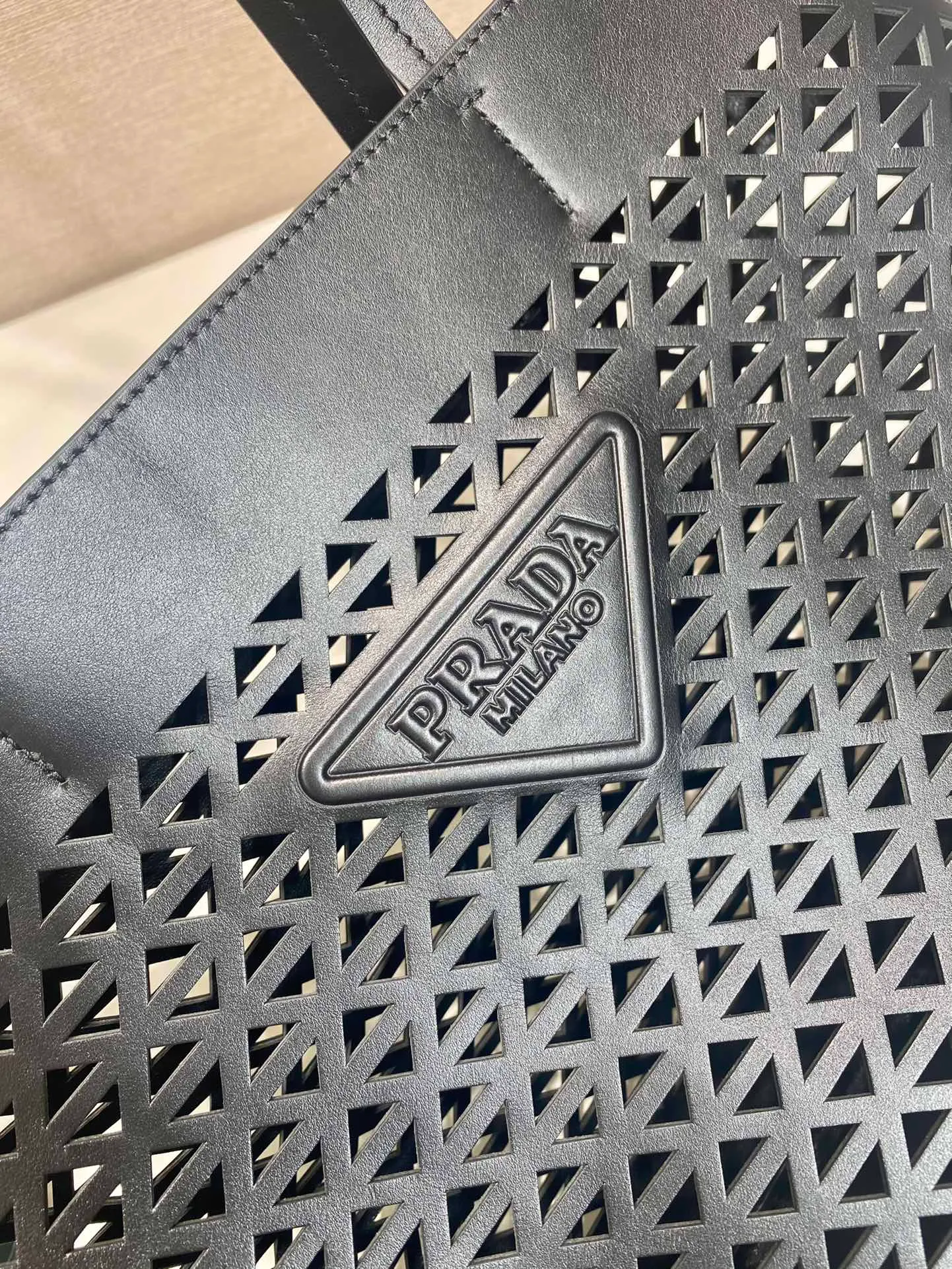 💰1760🎉Skeleton Tote Bag🎉1BG503 Skeleton🎉🎉 This hollow tote bag evolves the classic triangle into a modernist geometric pattern, injecting versatile and fashionable design elements. Comes with detachable clutch. Made of laser-cut perforated leather, it has ample capacity and the embossed letter logo is the icing on the cake. The upper body effect is very fashionable and elegant. It is worth owning. Length 32x Height 29x Bottom 13cm🎉🎉🎉👏👏👏