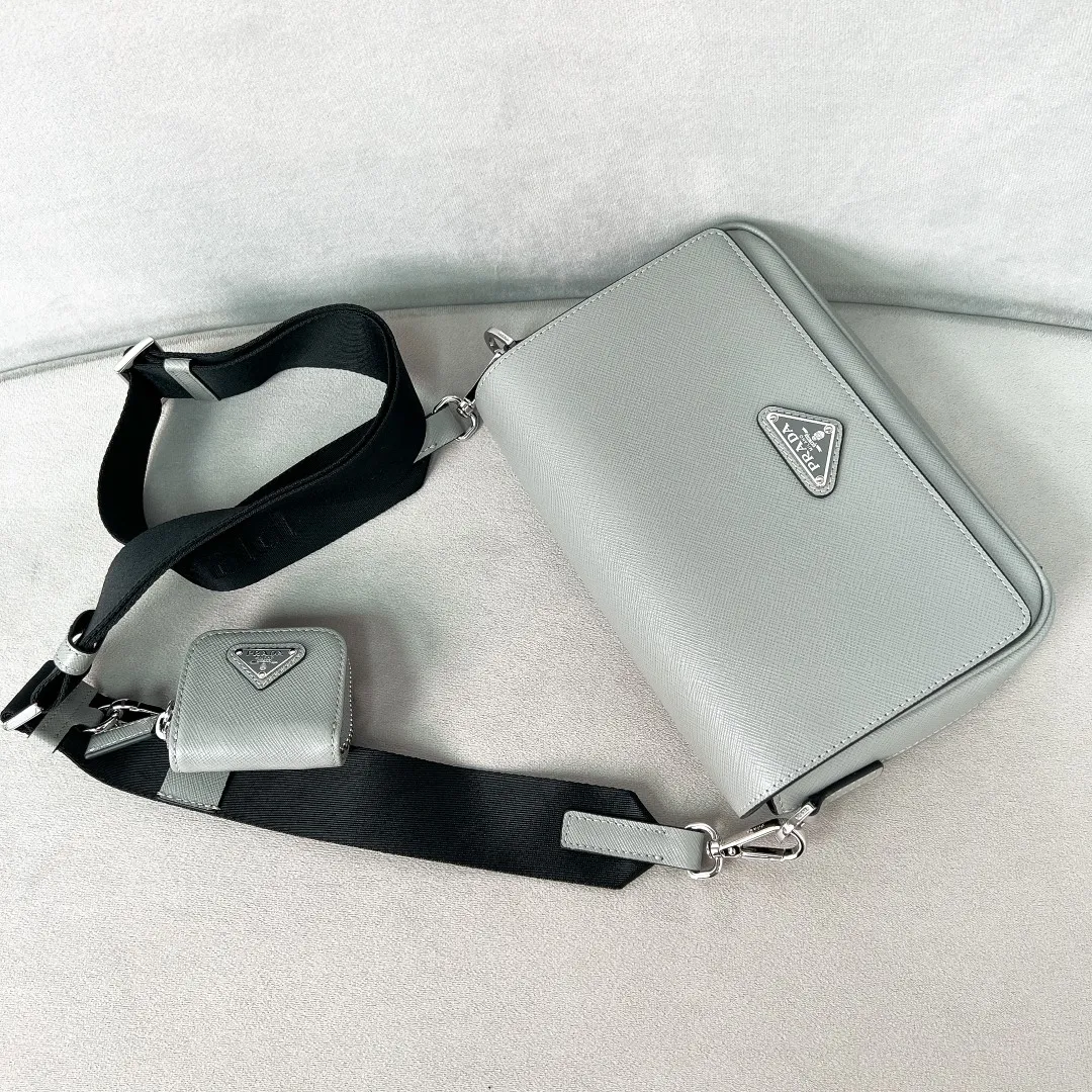 💰1700✨New product launch✨2023 latest men's full leather messenger bag 2VD059 This cross-grain cowhide messenger bag interprets an exquisite structural silhouette. It has a classic triangle logo on the front. It comes with an external coin purse. Magnetic flap closure. Adjustable nylon with leather shoulder strap. It highlights the unique temperament and is versatile and casual. Multiple pockets meet the needs of exquisite storage. Size: 22*14.5*5cm Gray