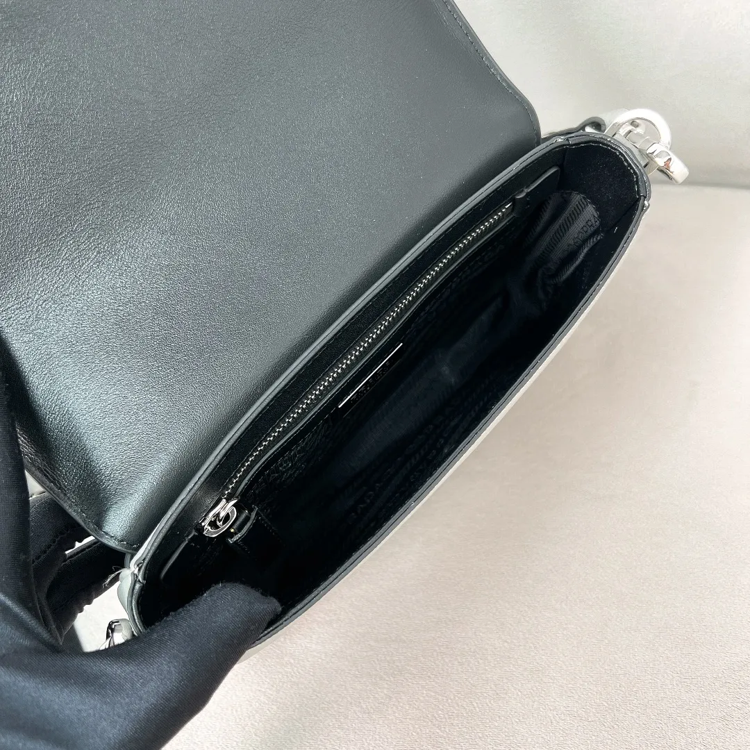 💰1700✨New product launch✨2023 latest men's full leather messenger bag 2VD059 This cross-grain cowhide messenger bag interprets an exquisite structural silhouette. It has a classic triangle logo on the front. It comes with an external coin purse. Magnetic flap closure. Adjustable nylon with leather shoulder strap. It highlights the unique temperament and is versatile and casual. Multiple pockets meet the needs of exquisite storage. Size: 22*14.5*5cm Gray