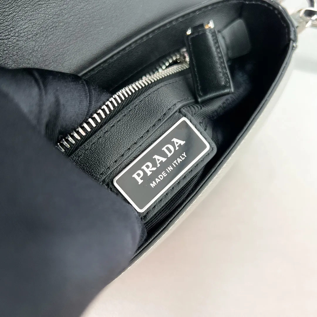 💰1700✨New product launch✨2023 latest men's full leather messenger bag 2VD059 This cross-grain cowhide messenger bag interprets an exquisite structural silhouette. It has a classic triangle logo on the front. It comes with an external coin purse. Magnetic flap closure. Adjustable nylon with leather shoulder strap. It highlights the unique temperament and is versatile and casual. Multiple pockets meet the needs of exquisite storage. Size: 22*14.5*5cm Gray