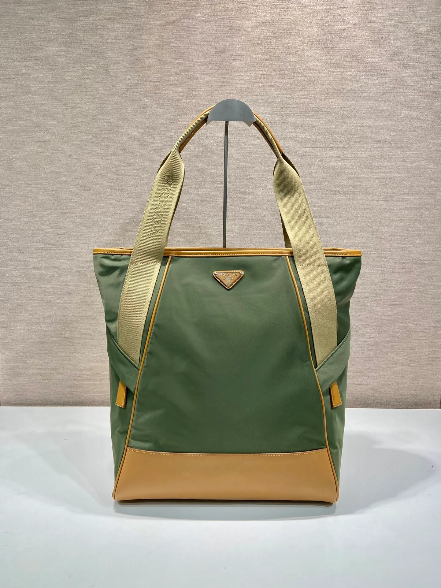 💰1460🎉New Tote Bag🎉2VG119🎉🎉 This tote bag uses geometric lines to outline a distinct architectural silhouette, cleverly combining aesthetics and functionality. The large-capacity design is equipped with a woven bag handle and two large practical diagonal pockets. Leather details adorn the utilitarian Re-Nylon body, embellished with an enameled triangle metal logo. Lightweight and practical, handsome guys, hurry up and get it🎉🎉 Length 31.5x Height 42x Bottom 17cm🎉🎉🎉👏👏👏