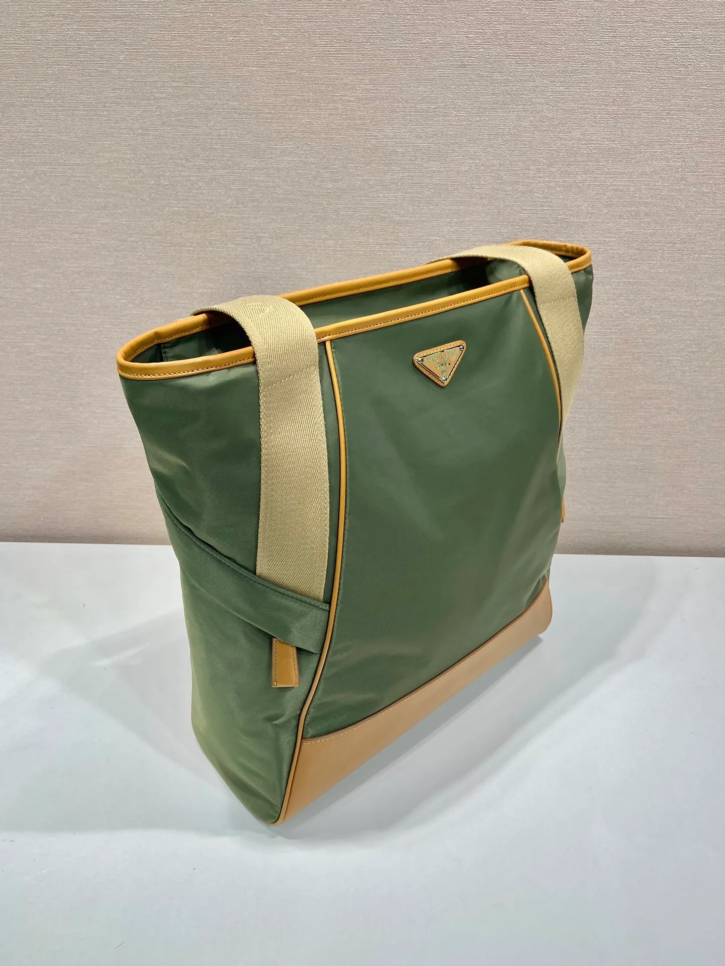 💰1460🎉New Tote Bag🎉2VG119🎉🎉 This tote bag uses geometric lines to outline a distinct architectural silhouette, cleverly combining aesthetics and functionality. The large-capacity design is equipped with a woven bag handle and two large practical diagonal pockets. Leather details adorn the utilitarian Re-Nylon body, embellished with an enameled triangle metal logo. Lightweight and practical, handsome guys, hurry up and get it🎉🎉 Length 31.5x Height 42x Bottom 17cm🎉🎉🎉👏👏👏