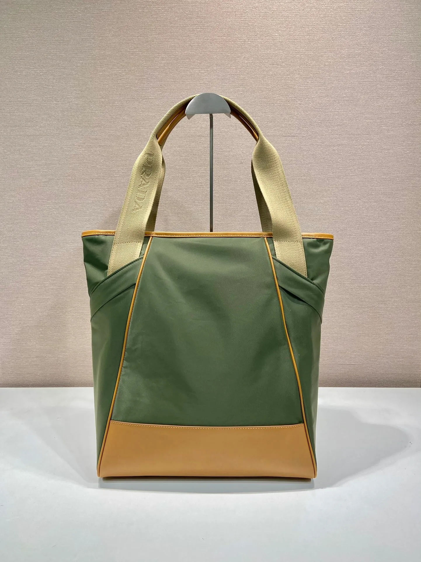💰1460🎉New Tote Bag🎉2VG119🎉🎉 This tote bag uses geometric lines to outline a distinct architectural silhouette, cleverly combining aesthetics and functionality. The large-capacity design is equipped with a woven bag handle and two large practical diagonal pockets. Leather details adorn the utilitarian Re-Nylon body, embellished with an enameled triangle metal logo. Lightweight and practical, handsome guys, hurry up and get it🎉🎉 Length 31.5x Height 42x Bottom 17cm🎉🎉🎉👏👏👏