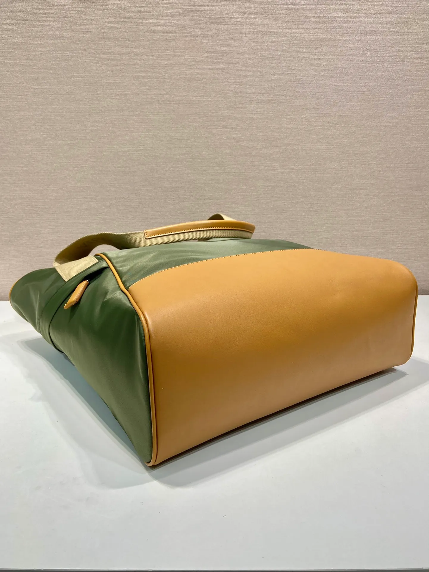 💰1460🎉New Tote Bag🎉2VG119🎉🎉 This tote bag uses geometric lines to outline a distinct architectural silhouette, cleverly combining aesthetics and functionality. The large-capacity design is equipped with a woven bag handle and two large practical diagonal pockets. Leather details adorn the utilitarian Re-Nylon body, embellished with an enameled triangle metal logo. Lightweight and practical, handsome guys, hurry up and get it🎉🎉 Length 31.5x Height 42x Bottom 17cm🎉🎉🎉👏👏👏